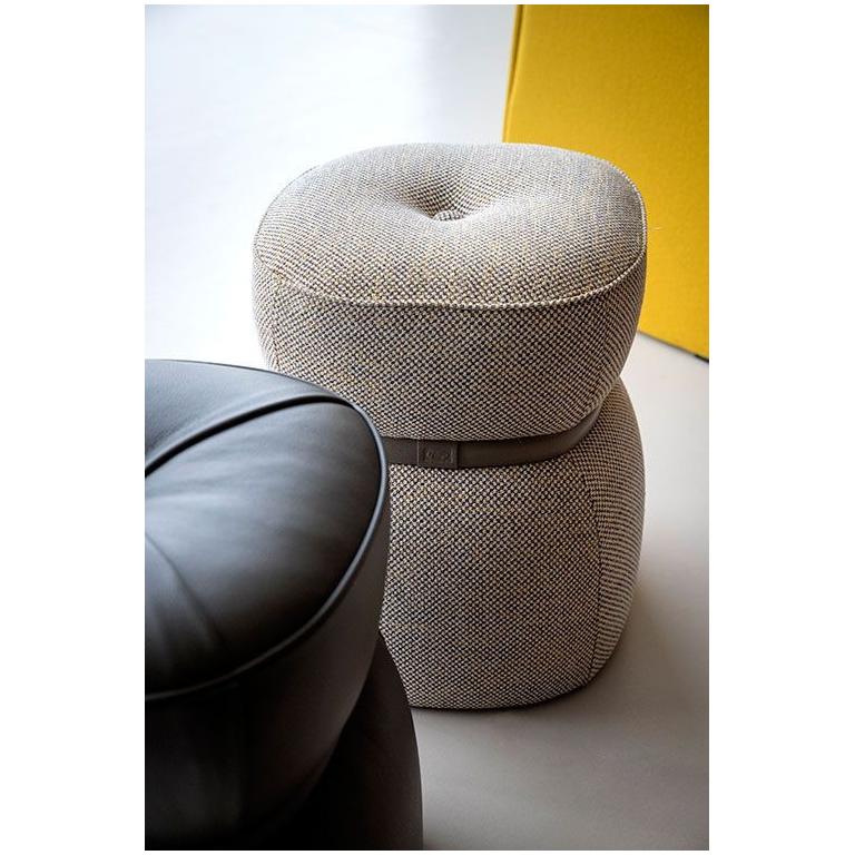 Polsterhocker aus Melange-Stoff mit Lederverzierungen in der Sitzfläche im Zustand „Neu“ im Angebot in New York, NY