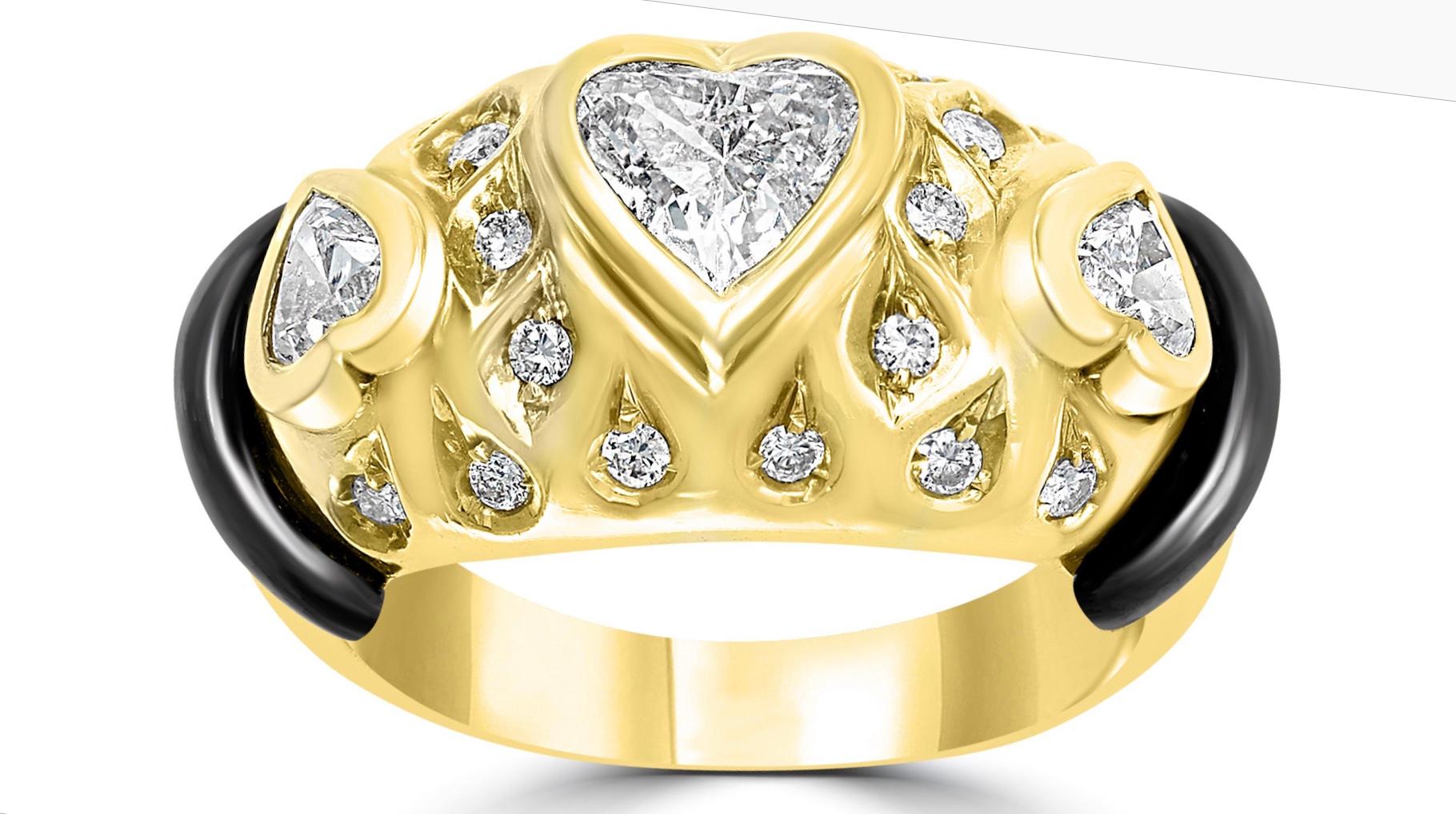 Leporttie Diamond  Bracelet Bague Boucle d'oreille Set de trois pièces en or jaune 18 carats 

Diamants : environ 12 carats
jaune 18K  or  : 125  Grammes
Il présente un style bangle  Bracelet fabriqué en or jaune 18k et incrusté de  7 diamants en