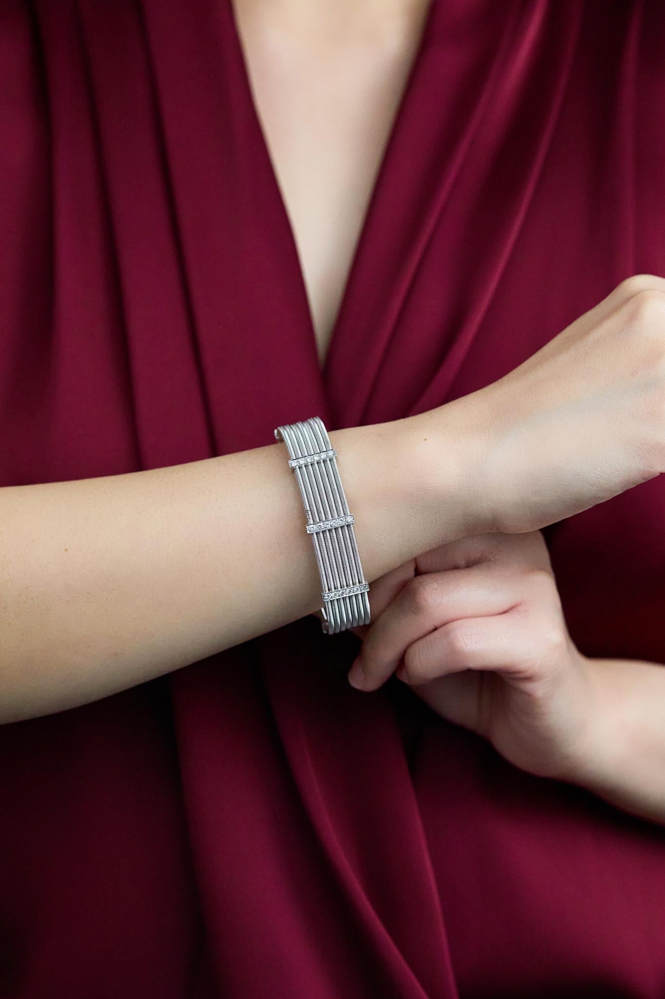 Taille brillant Lepozzi 0.54 Carat Diamond Coil Bangle en or blanc en vente