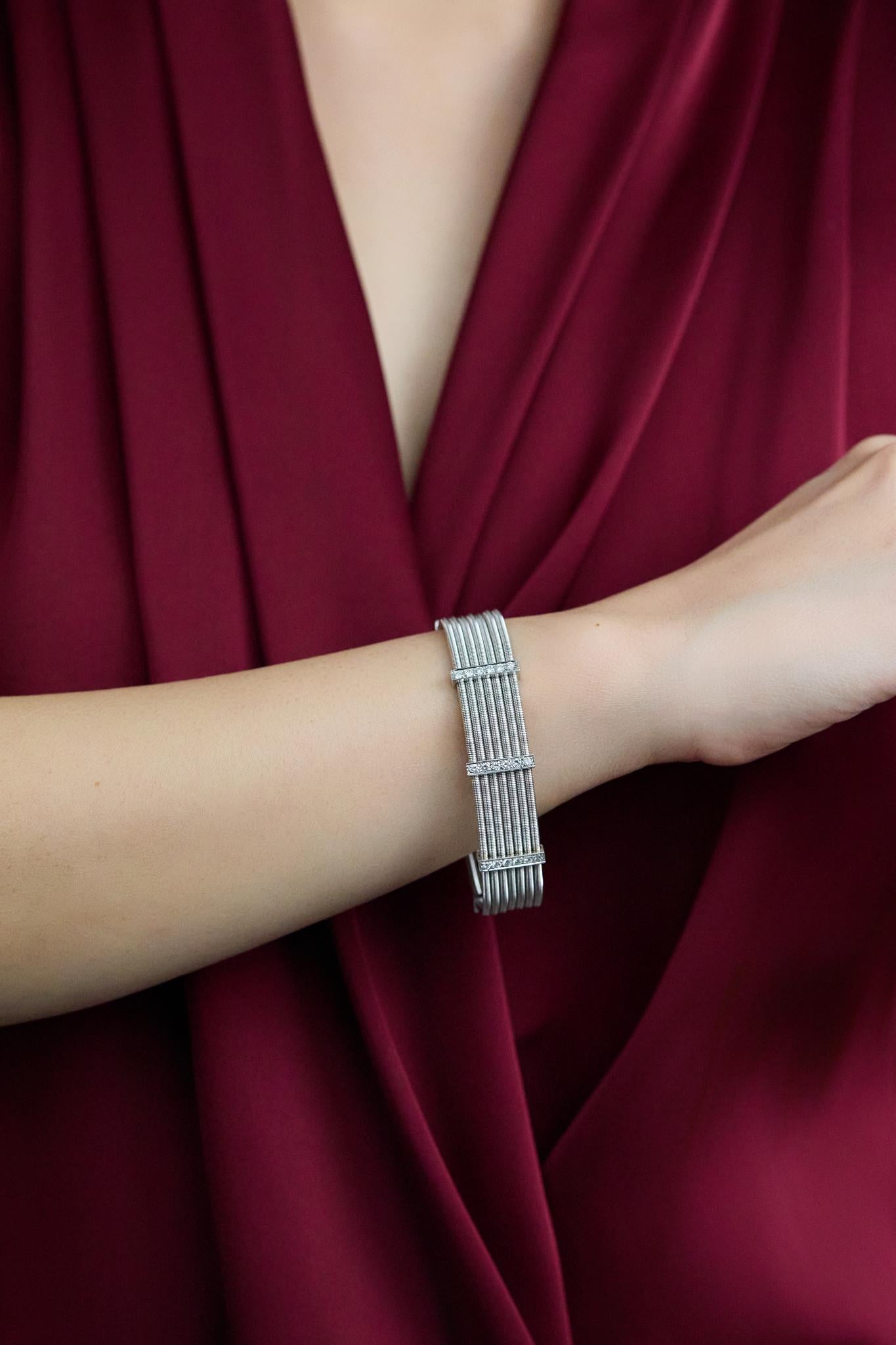 Lepozzi 0.54 Carat Diamond Coil Bangle en or blanc Neuf - En vente à New York, NY