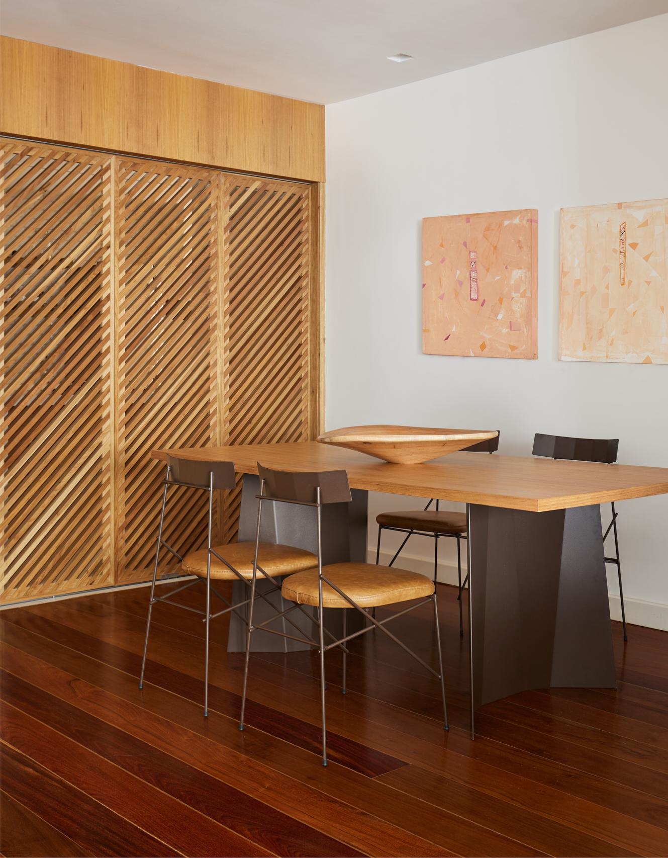 The Leque Dining Table combines large metal pieces with an elegant wood surface. The bases are folded, creating a geometric interplay with angles, which are the very identity of this line. The way the dining table legs are assembled allows for more