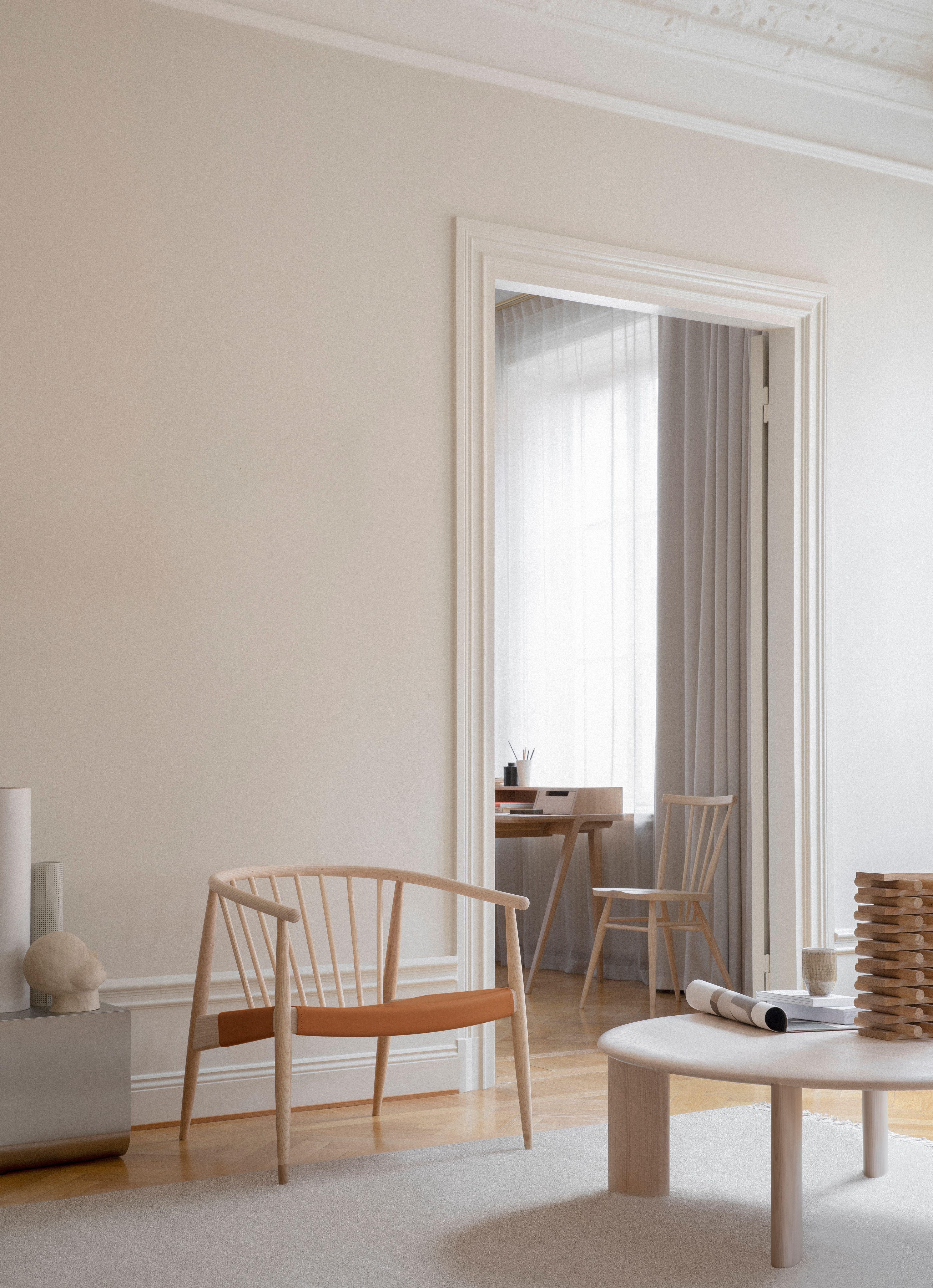 Der Reprise-Stuhl mit Ledersitz ist eine mühelose, elegante Sitzlösung mit raffinierter, subtiler Präsenz, die sich durch architektonische Referenzen auszeichnet. Der 2020 eingeführte Stuhl ist eine Collaboration zwischen L.Ercolani und Norm