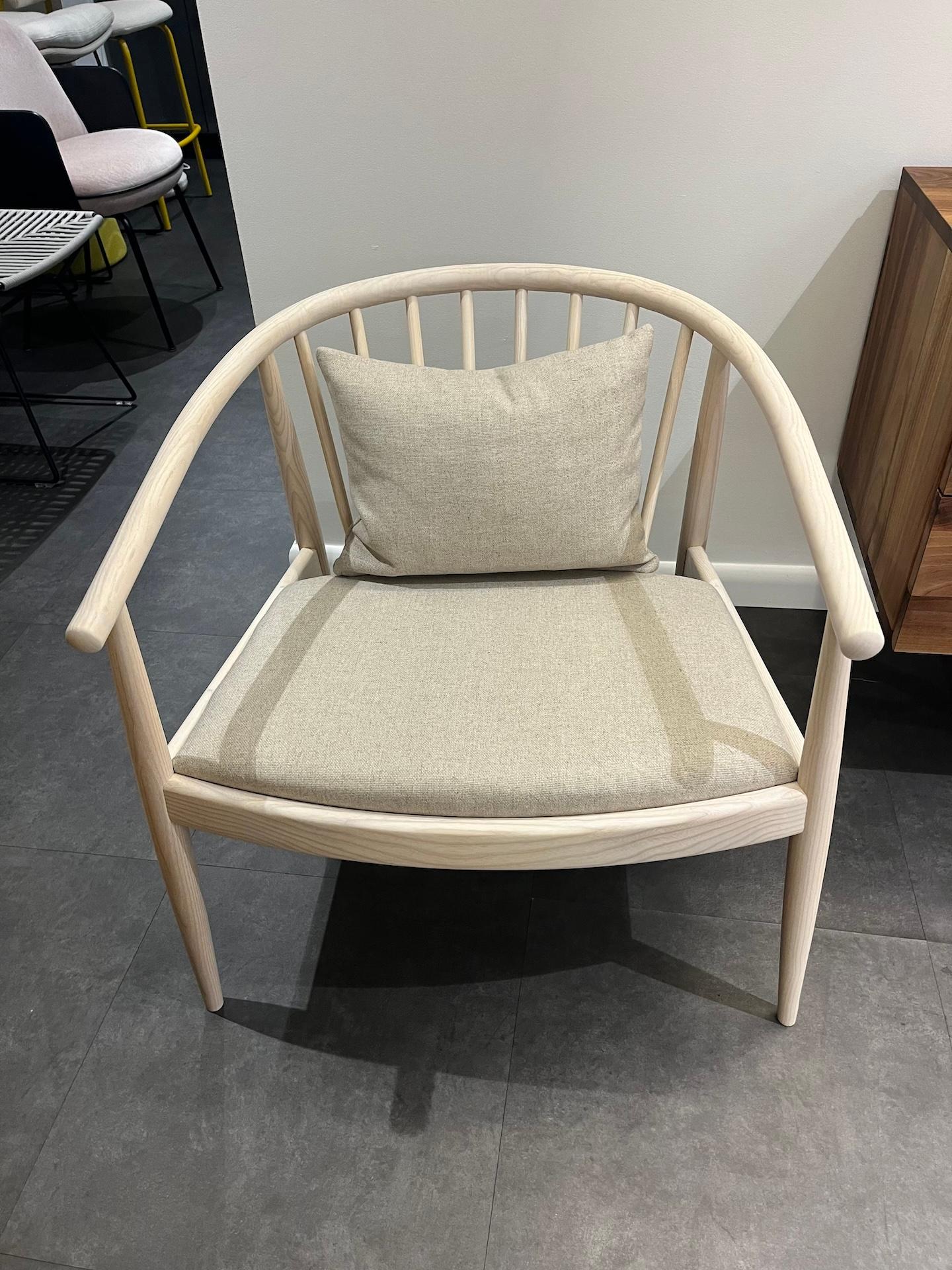 Reprise Polstersessel NM Finish Grade 1 Stoff

Der REPRISE CHAIR WITH HIDE SEAT ist eine mühelose, elegante Sitzlösung mit raffinierter, subtiler Präsenz, die mit architektonischen Referenzen aufwartet. Der 2020 eingeführte Stuhl ist eine