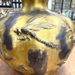 Lerolle Frères - Parigi. Brocca in bronzo Art Nouveau francese con libellula e fiori