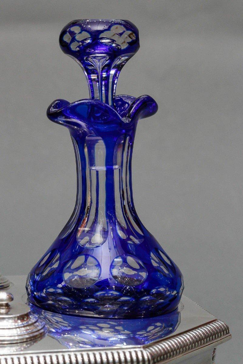 Massiver Essigkrug aus Silber im Regency-Stil, achteckige Form mit Seiten, oben und unten mit einer Reihe von Gadroons eingefasst. Die Steckdosen sind Mascaron-Köpfe. Zwei übereinander liegende blaue Glasflaschen, die wahrscheinlich zurückgebracht