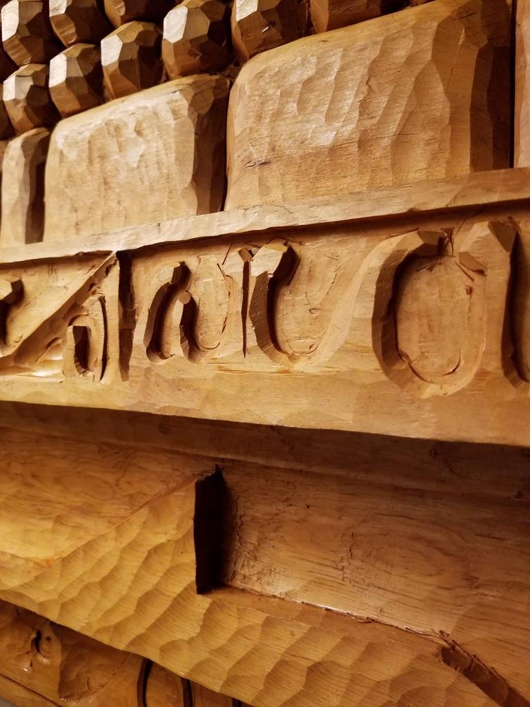 Cette sculpture monumentale en bois de LeRoy Setziol (1915-2005) est une commande précoce rare et significative, créée en 1963 pour la Banque nationale de Portland, dans l'Oregon. D'une dimension impressionnante de 191 x 31 x 7 pouces, l'œuvre