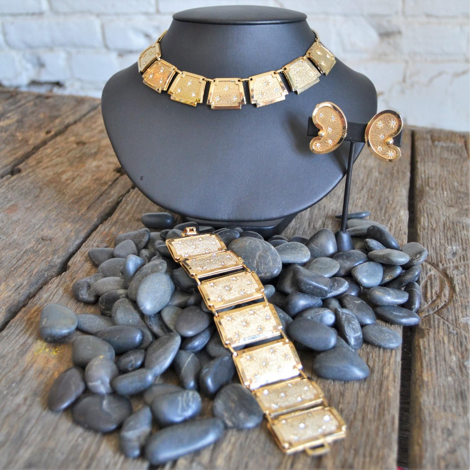 Incredibly stunning vintage parure set consisting of necklace, bracelet and earrings in goldtone and rhinestones by Leru. This set is in fabulous vintage condition.

This is just the set you have been looking for! Stunning to say the least. Gorgeous