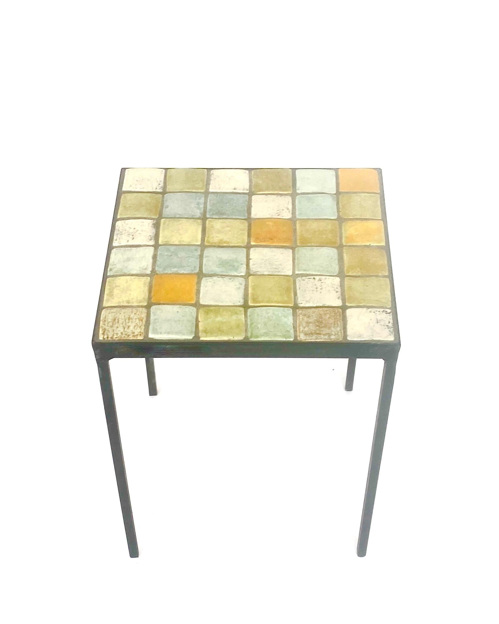 Les 2 Potiers, Michelle et Jacques Serre Table d'appoint en céramique française.
Cette table d'appoint présente les emblématiques carreaux de céramique colorés dans les couleurs souvent utilisées par Les 2 Potiers et est signée sur le dessous de la
