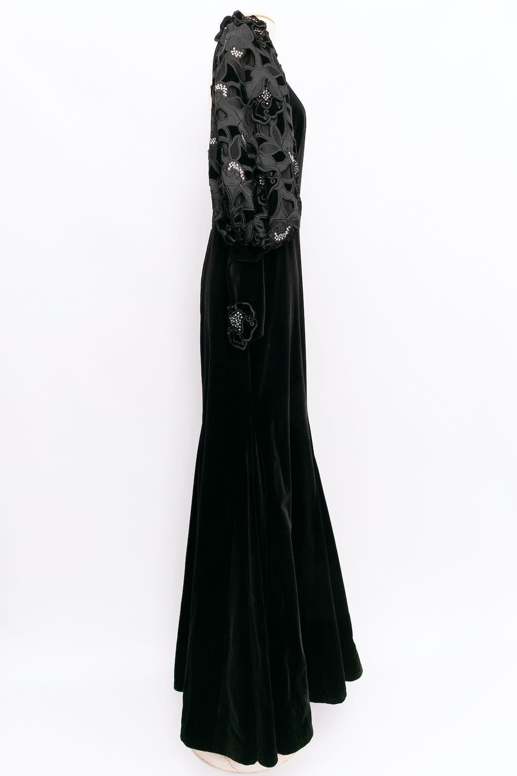 LES 5A (Fabricado en Francia) Vestido de terciopelo con mangas caladas y abullonadas, bordado con flores de seda, hilos plateados y lentejuelas. Sin composición ni etiquetas de talla, se ajusta a una talla 36FR.

Estado:
Muy buen