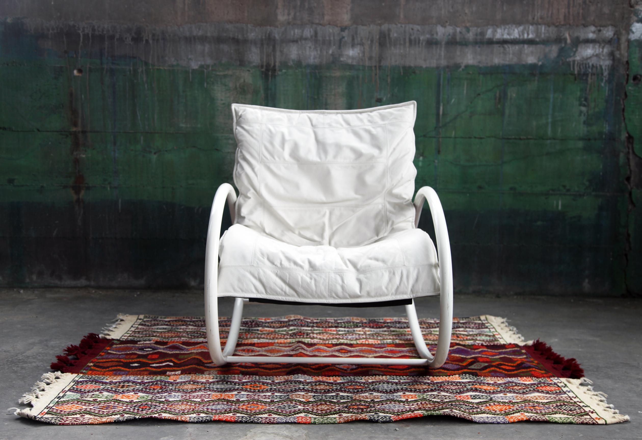 Postmoderne Les Amisco fauteuil à bascule Memphis Ellipse en métal et cuir noir en vente