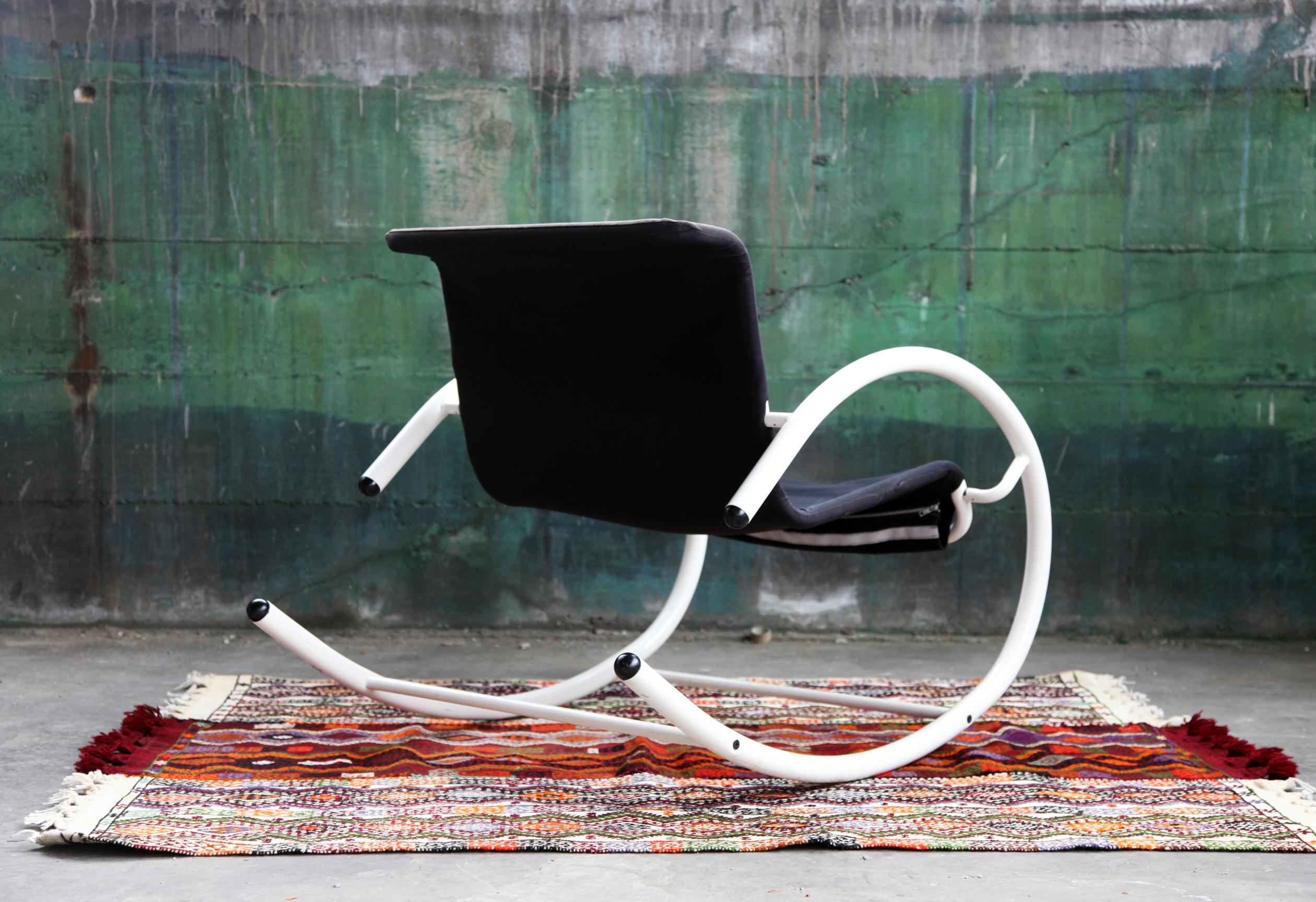 Métal Les Amisco fauteuil à bascule Memphis Ellipse en métal et cuir noir en vente