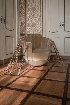 Fauteuil Les Araignée de Marc Ange avec pieds en or et tapisserie en velours beige
