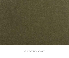 Fauteuil Les Araignée de Marc Ange avec pieds en or et tapisserie en velours vert