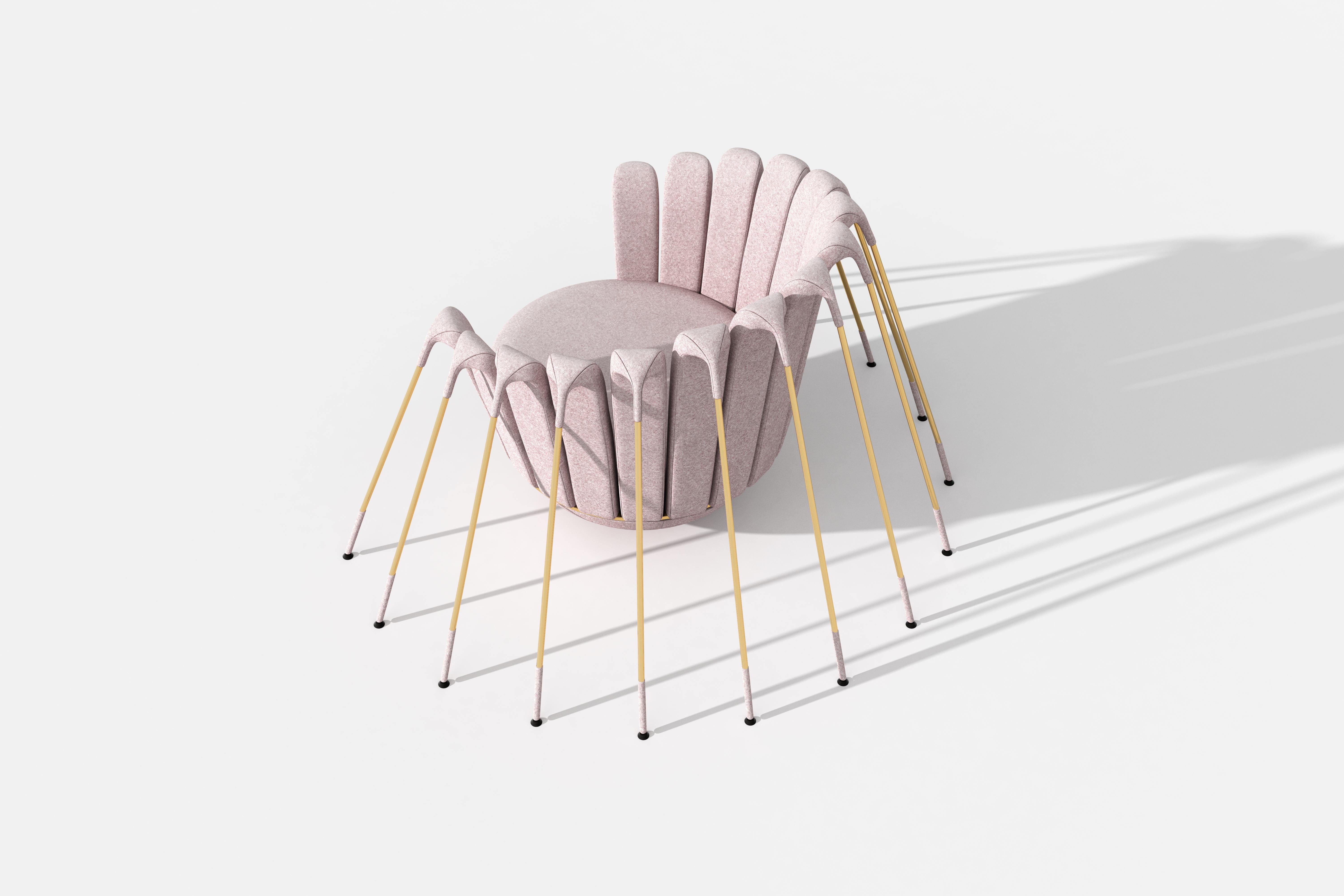 Le fauteuil Les Araigneés est tapissé de velours rose poudré et posé sur une base hémisphérique, suspendue par une multitude de pieds en métal doré.

Dans l'imagination débordante du designer italo-parisien Marc Ange, 
