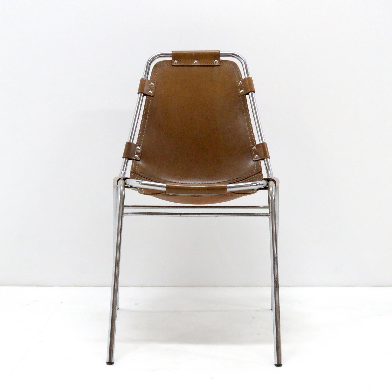 Iconica poltrona in pelle e metallo scelta da Charlotte Perriand per la stazione sciistica di Les Arcs nel 1960, con struttura tubolare cromata in ottime condizioni e seduta in pelle spessa di alta qualità con una fantastica patina sulla pelle.