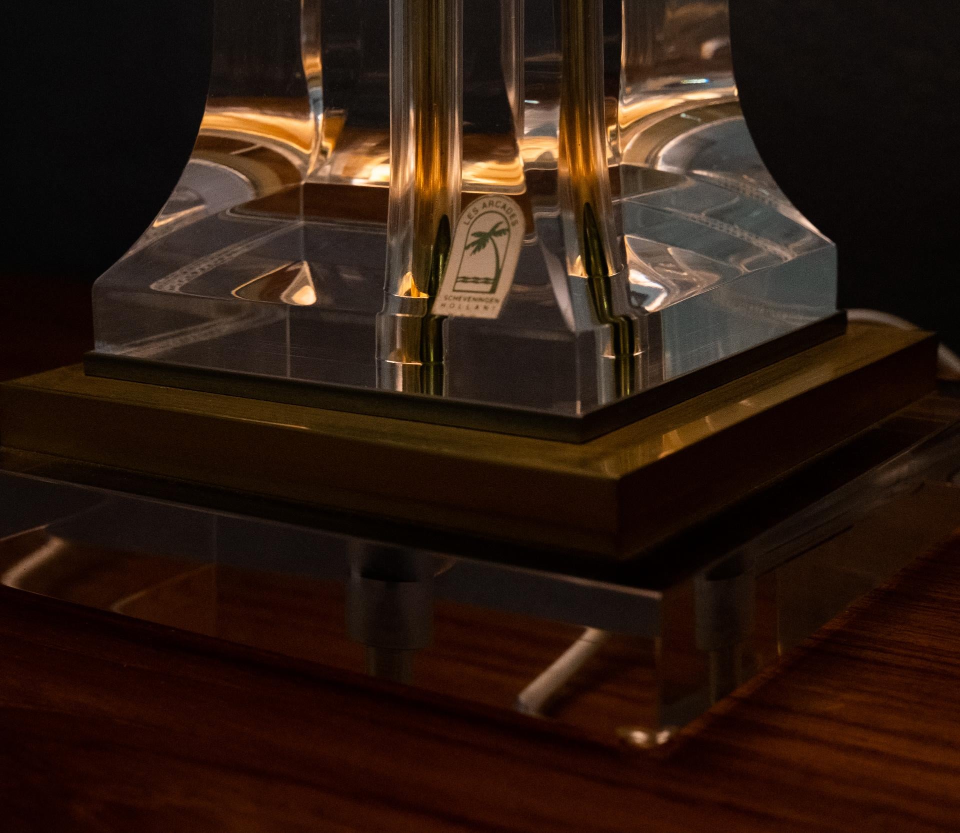 Tischlampe aus vergoldetem Messing, Lucite, Arcades-Stil im Angebot 4