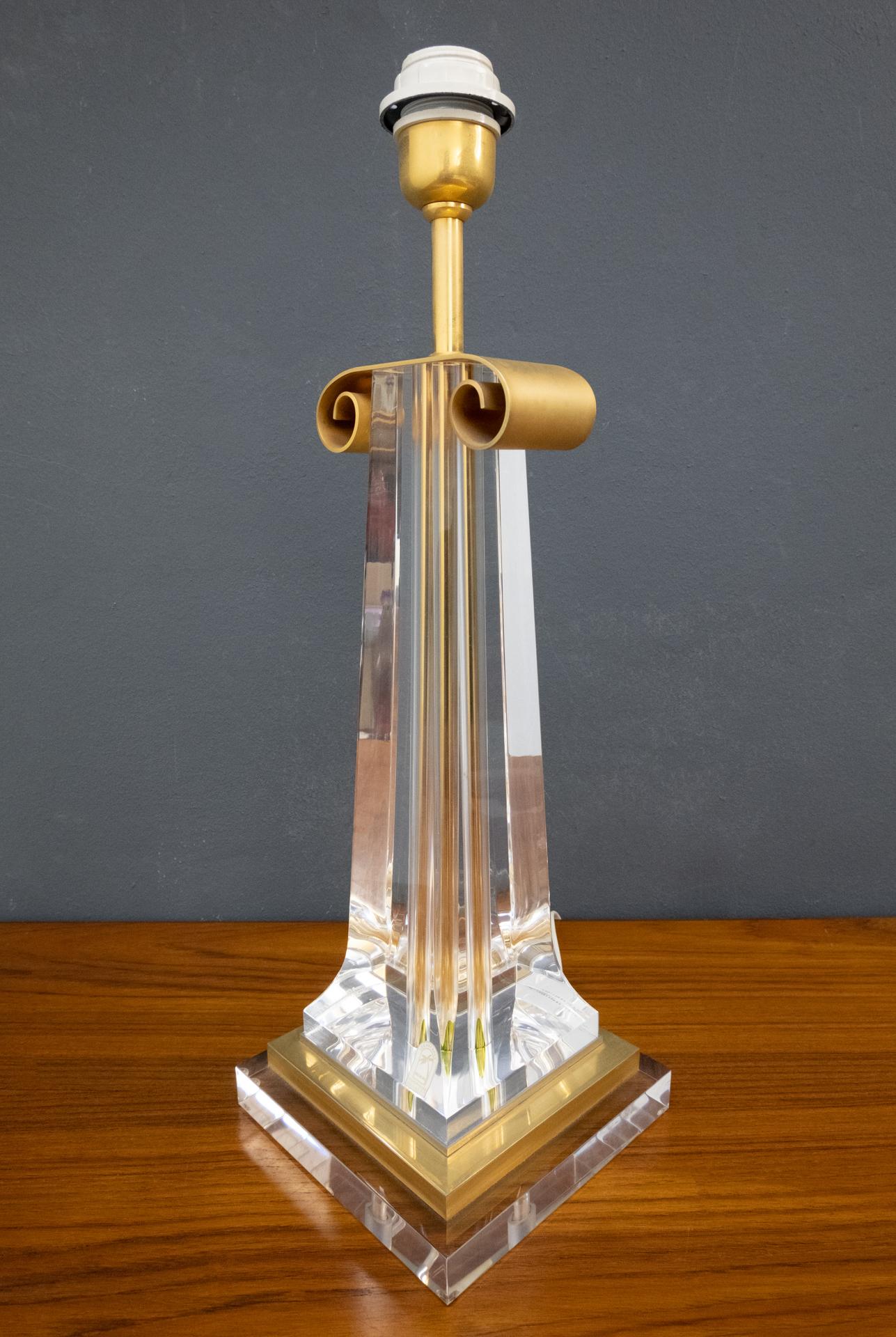 Lámpara de sobremesa Les Arcades Lucite Latón Dorado Regencia de Hollywood en venta
