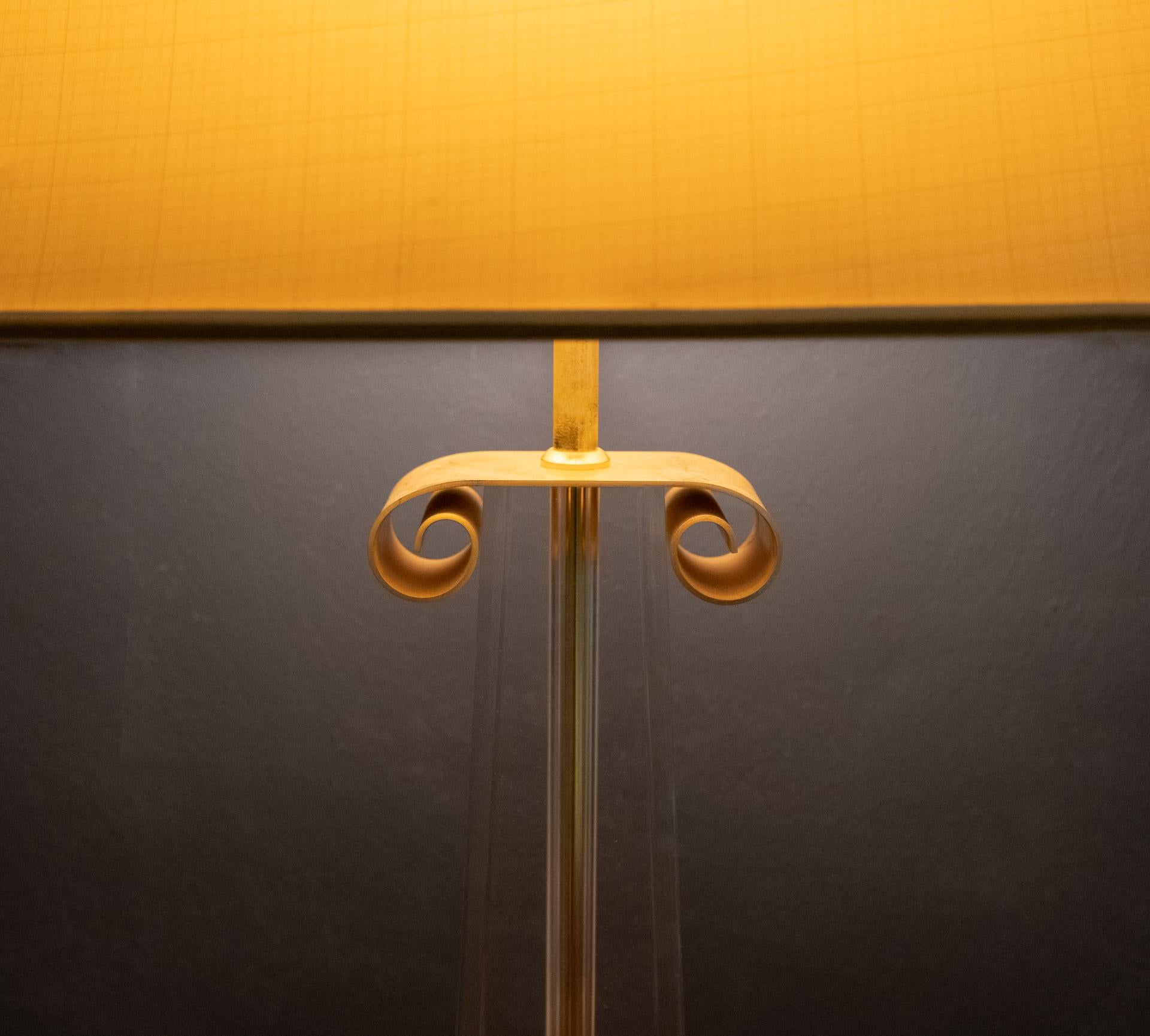 Tischlampe aus vergoldetem Messing, Lucite, Arcades-Stil (Ende des 20. Jahrhunderts) im Angebot