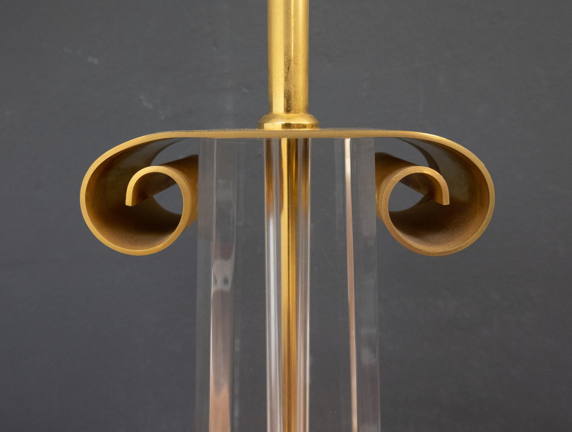 Les Arcades Lucite Gold-Plated Brass Table Lamp For Sale 2