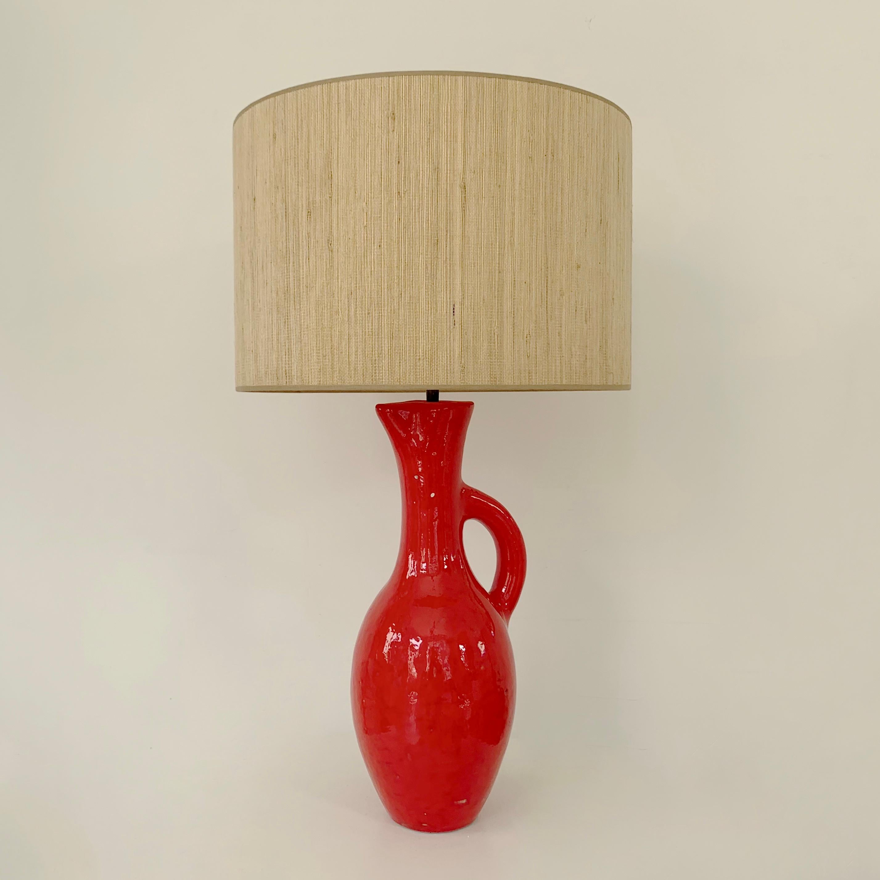 Les Archanges / Gilbert Valentin ceramic table lamp, circa 1950, Vallauris, France.
Large red enameled earthenware pitcher, new straw shade.
Incised underneath Gilbert Valentin Les Archanges Vallauris .
Dimensions: total height: 76 cm, height of the