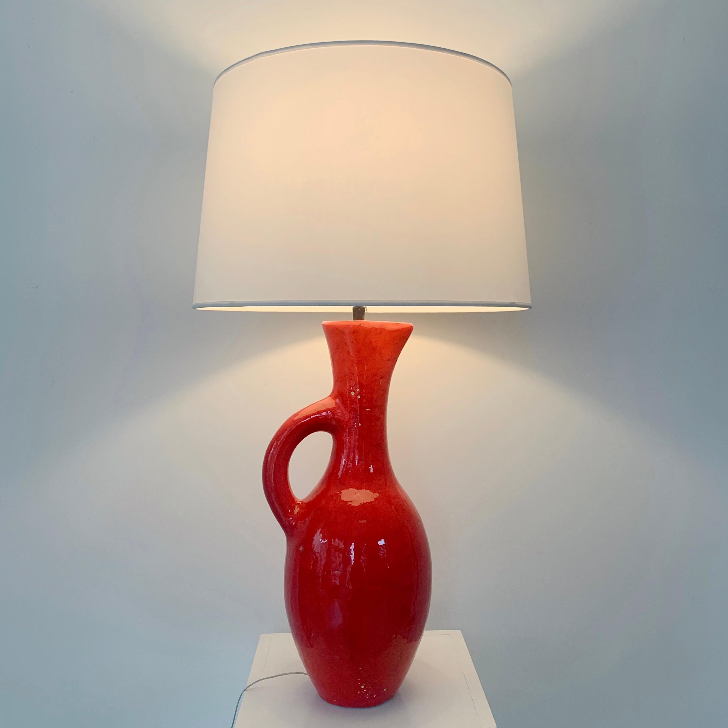 Les Archanges / Gilbert Valentin ceramic table lamp, circa 1950, Vallauris, France.
Large red enameled earthenware pitcher, new white fabric shade.
Incised underneath Gilbert Valentin Les Archanges Vallauris .
Dimensions: total height: 74 cm, height