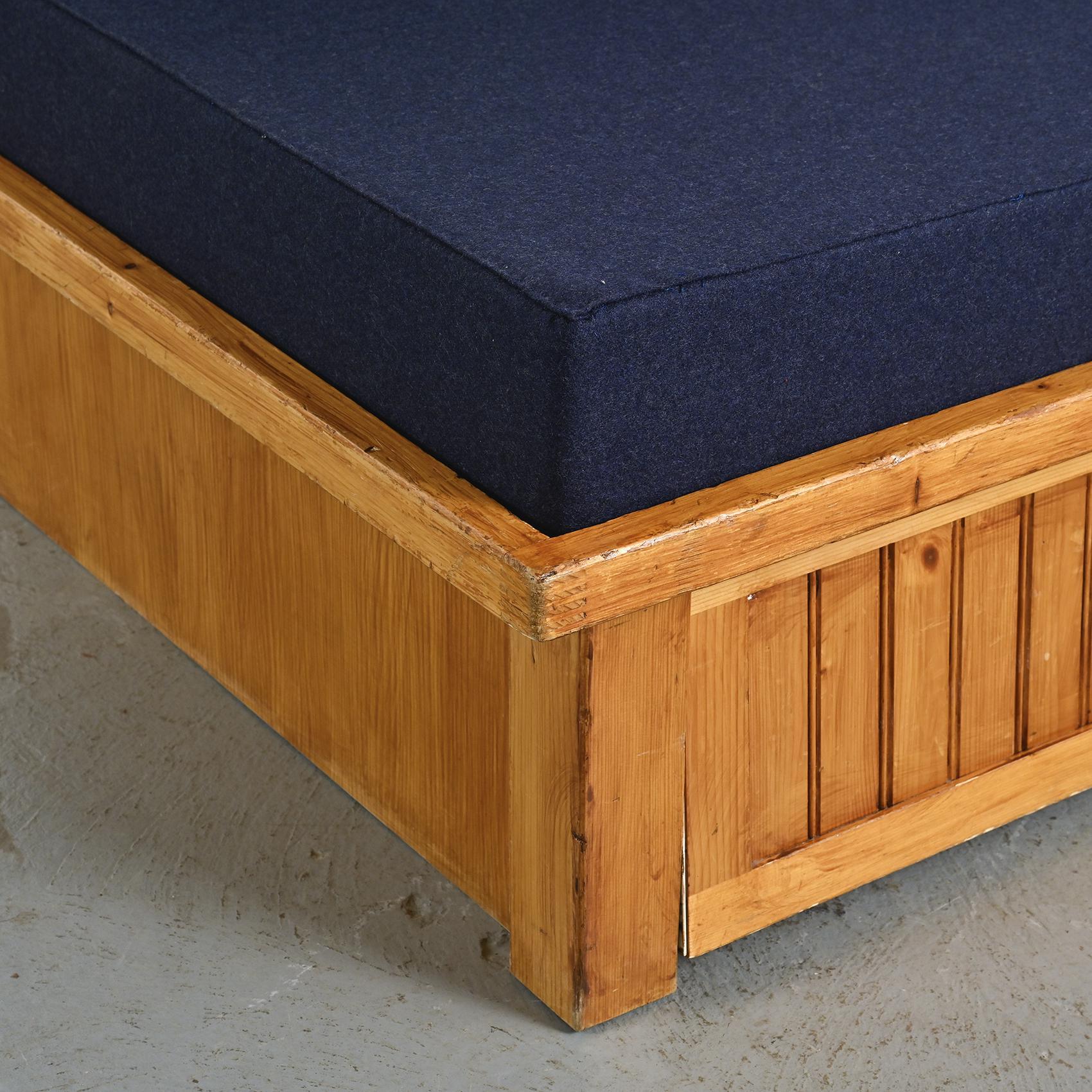 Les Arcs Bench by Charlotte Perriand, circa 1973 en vente 3