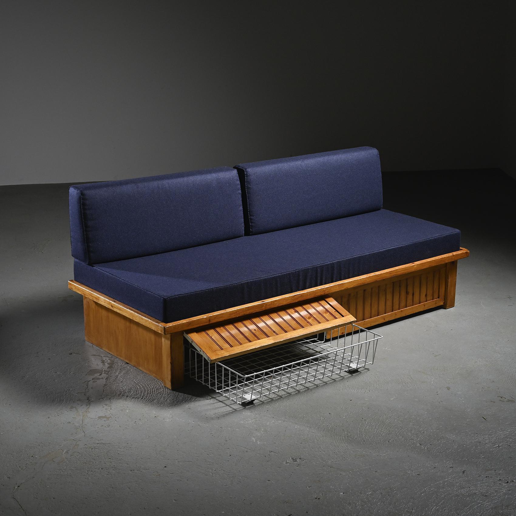 
This example of a sofa bed was once part of the furnishings in the apartments of the iconic Résidence Nova in Les Arcs, a creation of the talented Charlotte Perriand.

The structure of this piece of furniture, crafted with carefully arranged pine