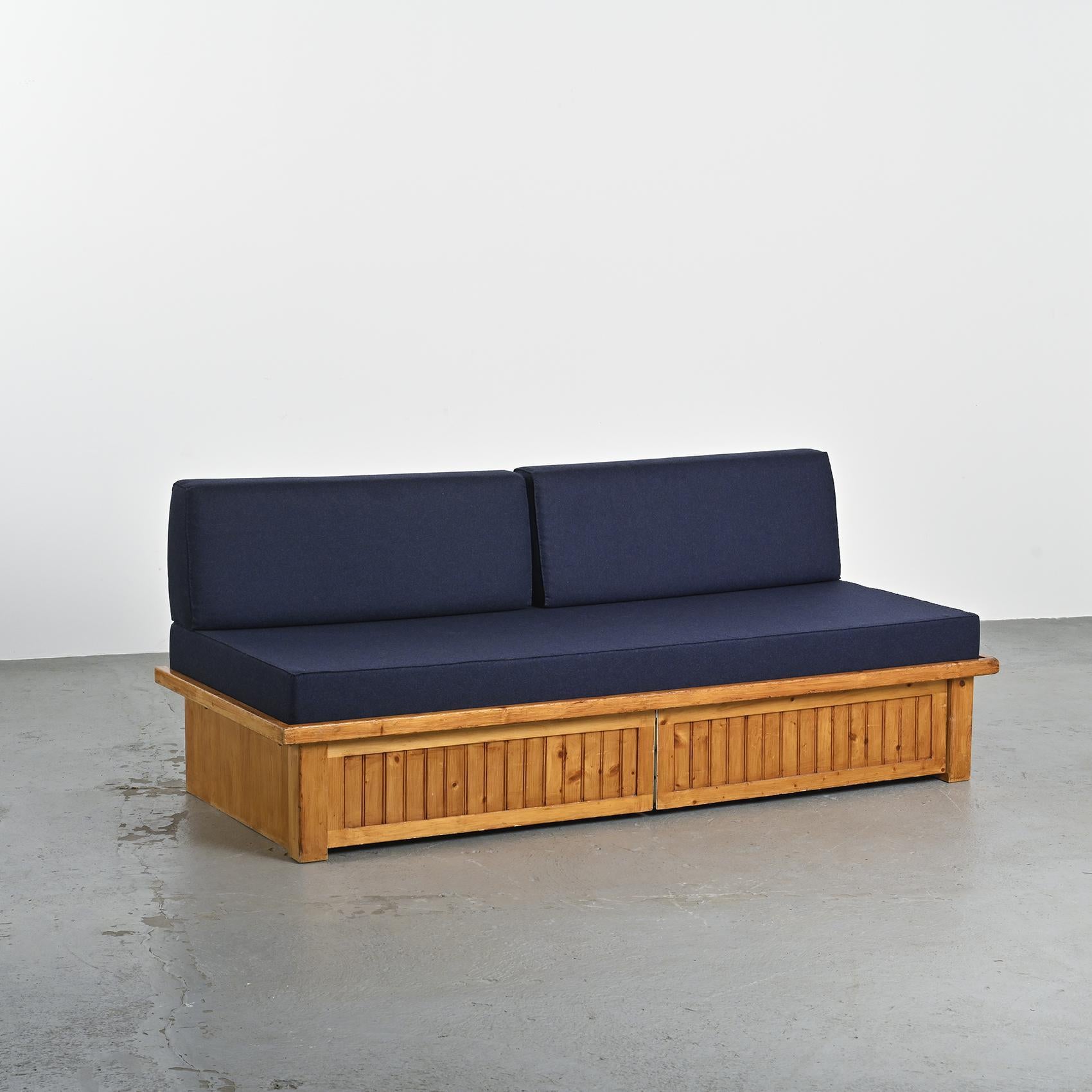 Mid-Century Modern Les Arcs Bench by Charlotte Perriand, circa 1973 en vente