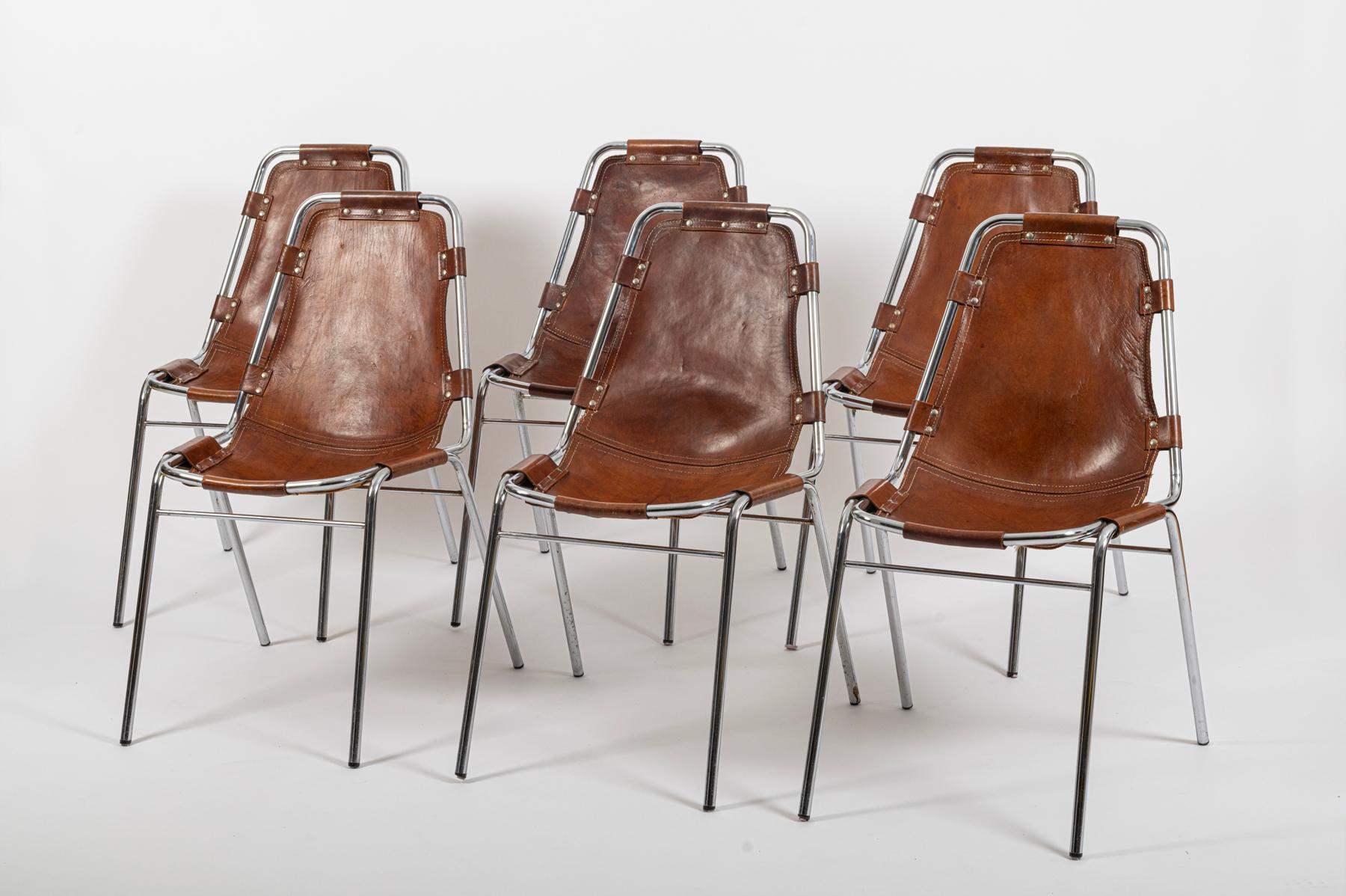 Set di sei sedie in pelle e cromo. Selezionato da Charlotte Perriand per Les Arcs nel 1960.

Grande patina della pelle. La pelle è stata ricondizionata professionalmente. 
Piccola riparazione a una delle sedie. 

Strutturalmente solido. 