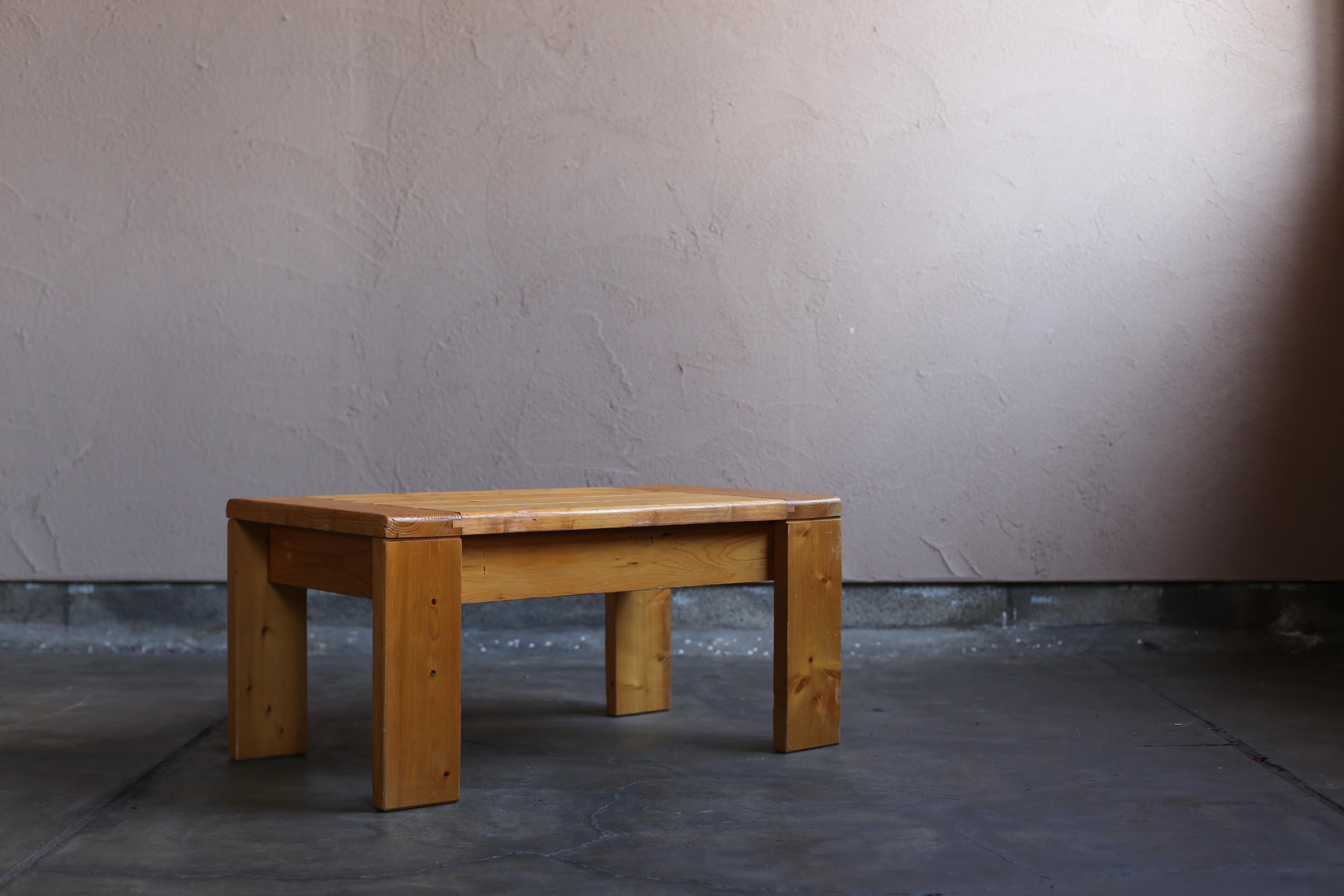 Les Arcs coffee table by Charlotte Perriand

The coffee table used at the French ski resort 