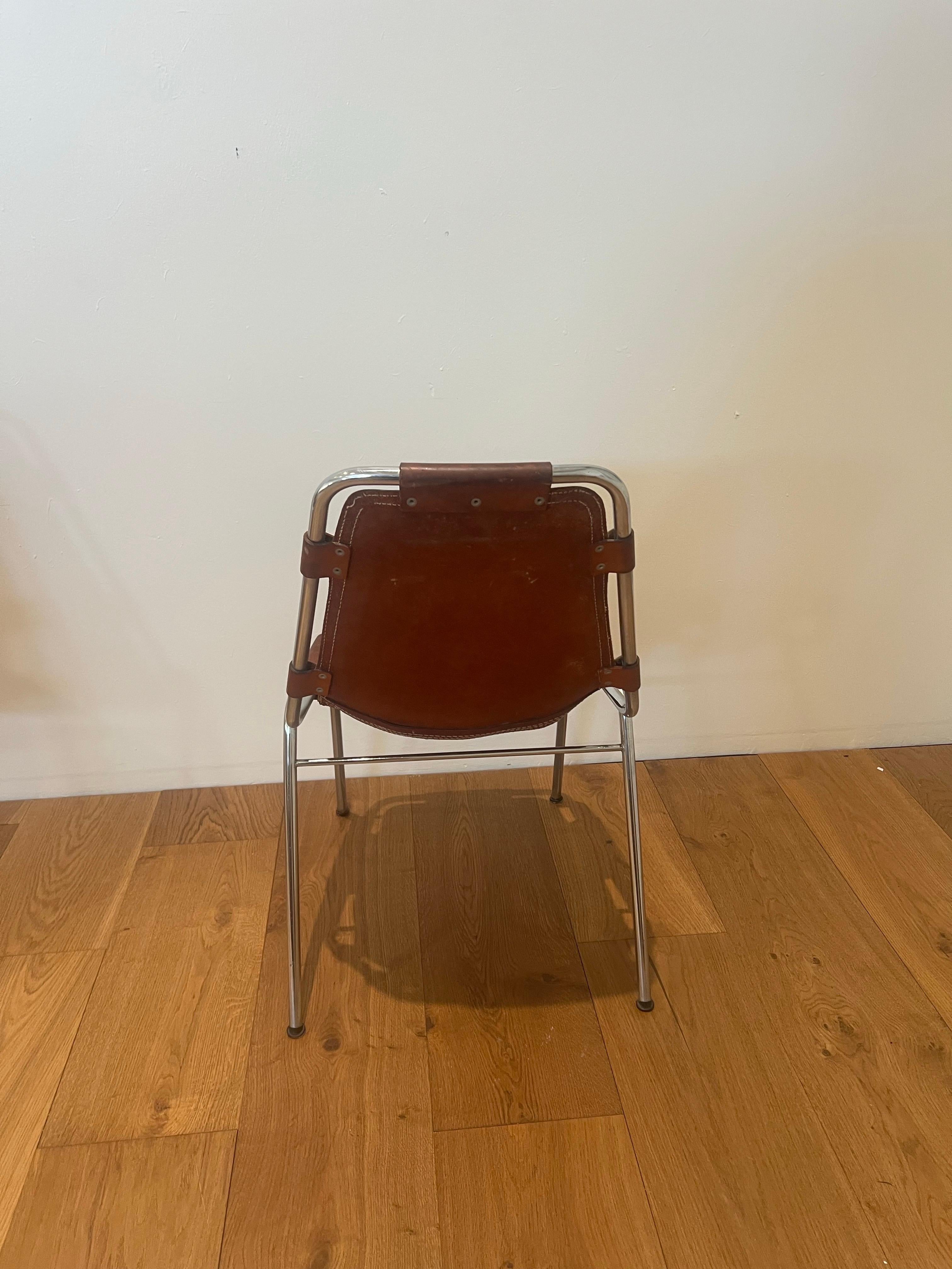 Chaise de salle à manger commandée / sélectionnée par Charlotte Perriand pour la décoration intérieure des appartements de la station de ski 'Les Arcs' dans les Alpes françaises.

La chaise est vendue en l'état, le chrome est beau et montre de