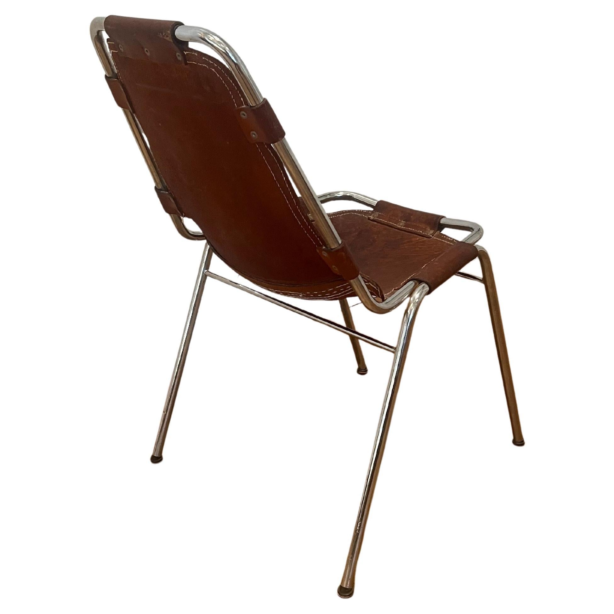 Chaise de salle à manger commandée / sélectionnée par Charlotte Perriand pour la décoration intérieure des appartements de la station de ski 'Les Arcs' dans les Alpes françaises.

La chaise est vendue en l'état, le chrome est beau et montre de