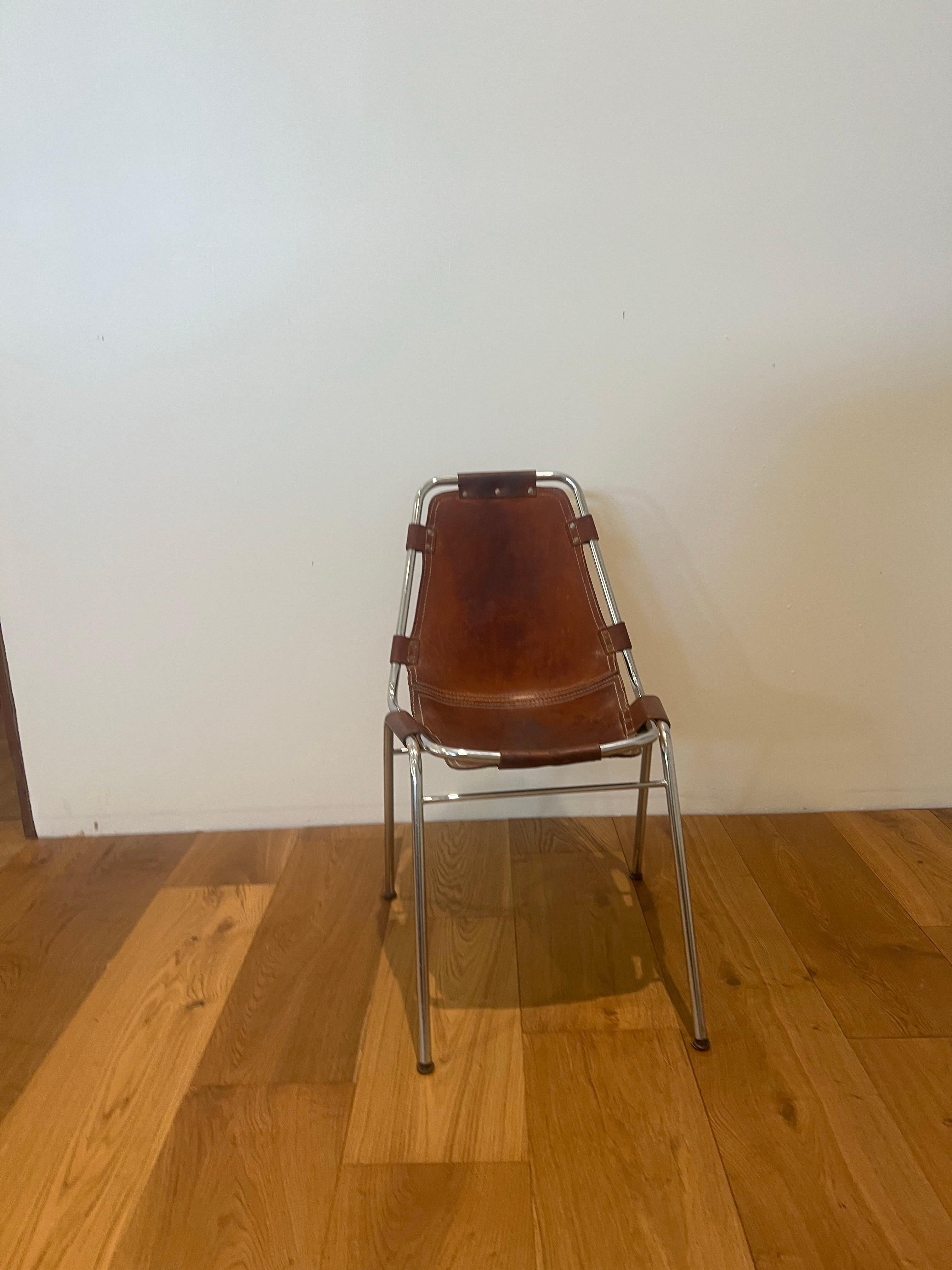 Chaise de salle à manger Les Arcs sélectionnée par Charlotte Perriand, cuir, années 1960 État moyen - En vente à San Diego, CA