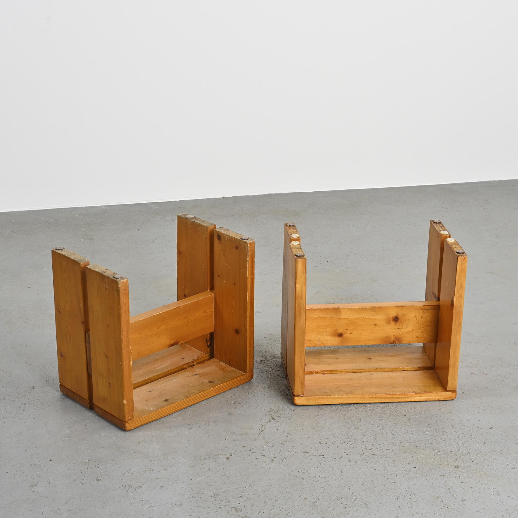 Crafted with precision from solid pine, this pair of stools features an elegant inverted U shape and a charming patina. These stools were specifically selected as the model for the Les Arcs 1800 ski resort, where Charlotte Perriand devoted an