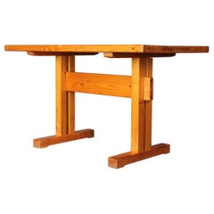 Table de salle à manger en pin Les Arcs de Charlotte Perriand