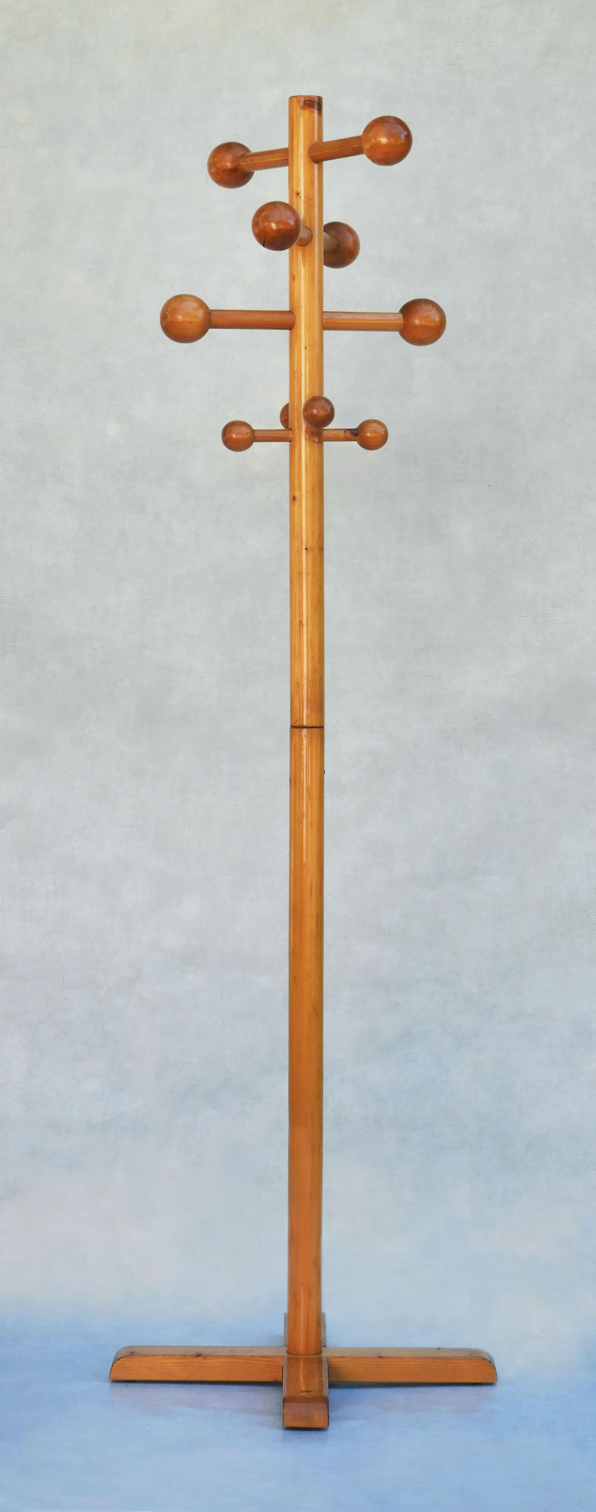 Appendiabiti in legno di pino massiccio semplicemente elegante nello stile di 'Les Arcs' - Charlotte Perriand. Splendide linee pulite, colonna cilindrica in legno tornito con 10 robusti pioli a sfera in legno massiccio, sapientemente sfalsati per