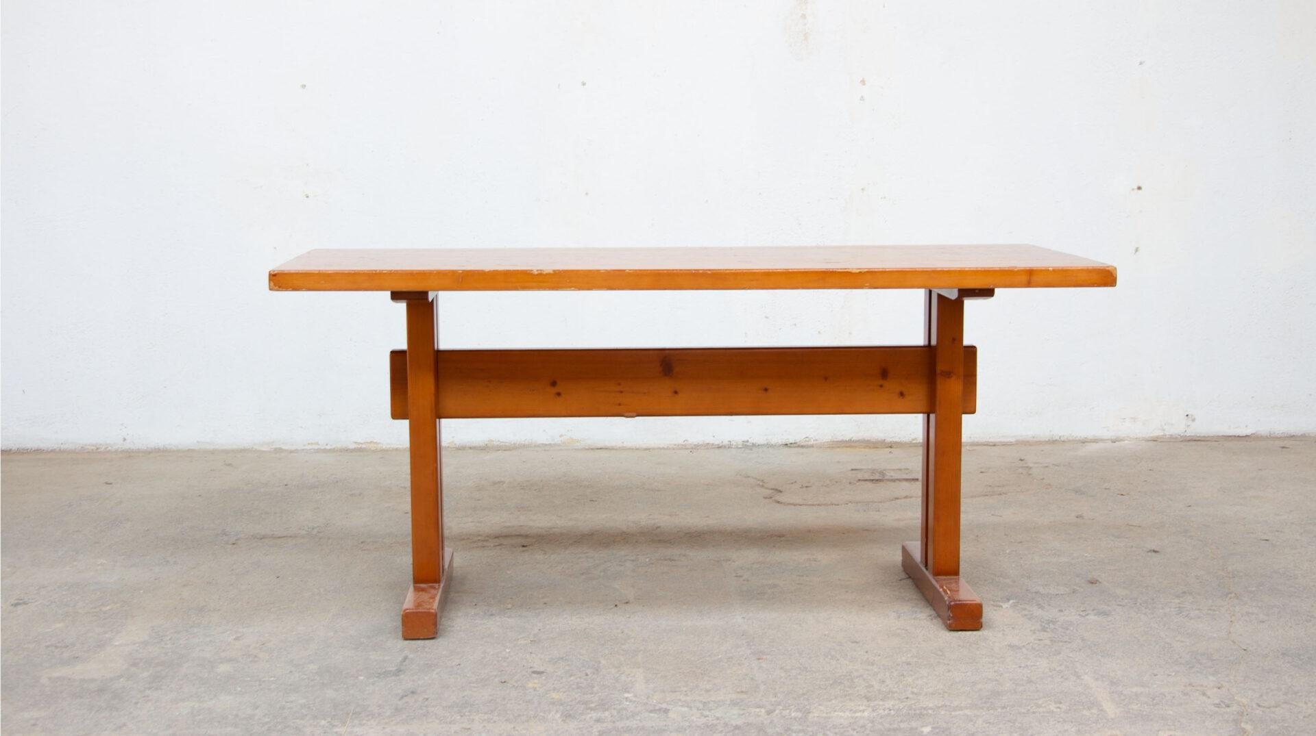 Grande table en pin de Charlotte Perriand, conçue pour la station de ski des Arcs dans les années 1960.

Le plateau de la table présente des signes d'usure, mais cela lui donne une belle patine avec sa couleur miel.

Une restauration peut être