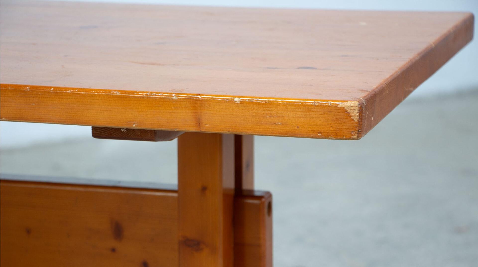 Français Table Les Arcs de Charlotte Perriand en pin, 1960' en vente