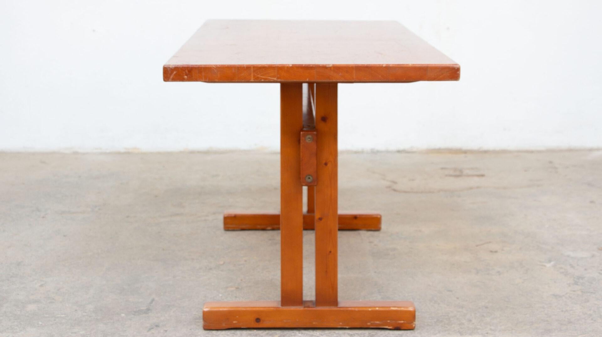 Table Les Arcs de Charlotte Perriand en pin, 1960' Bon état - En vente à LYON, FR