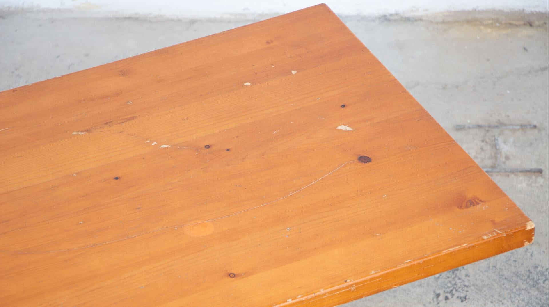 Pin Table Les Arcs de Charlotte Perriand en pin, 1960' en vente