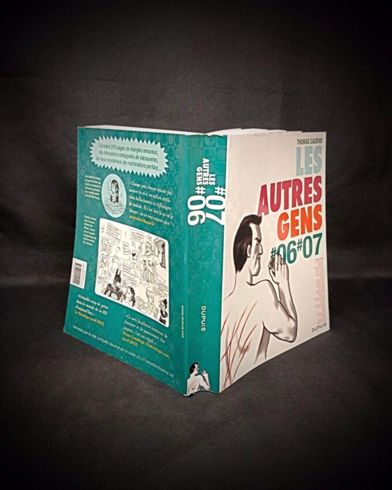Esplora l'avvincente narrazione di Les Autres Gens 06 07 di Thomas Cadène, pubblicato da Editions Dupuis. Questo libro, presentato in un formato standard, mette in mostra lo stile narrativo unico di Cadène, offrendo uno sguardo su un mondo