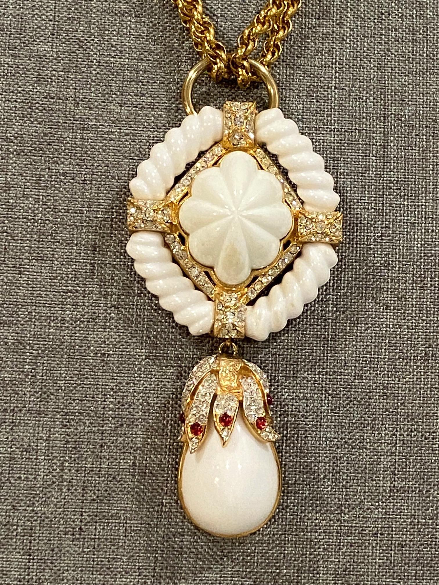 Les Bernard, collier pendentif des années 1980 en or et blanc avec détails en strass en vente 6