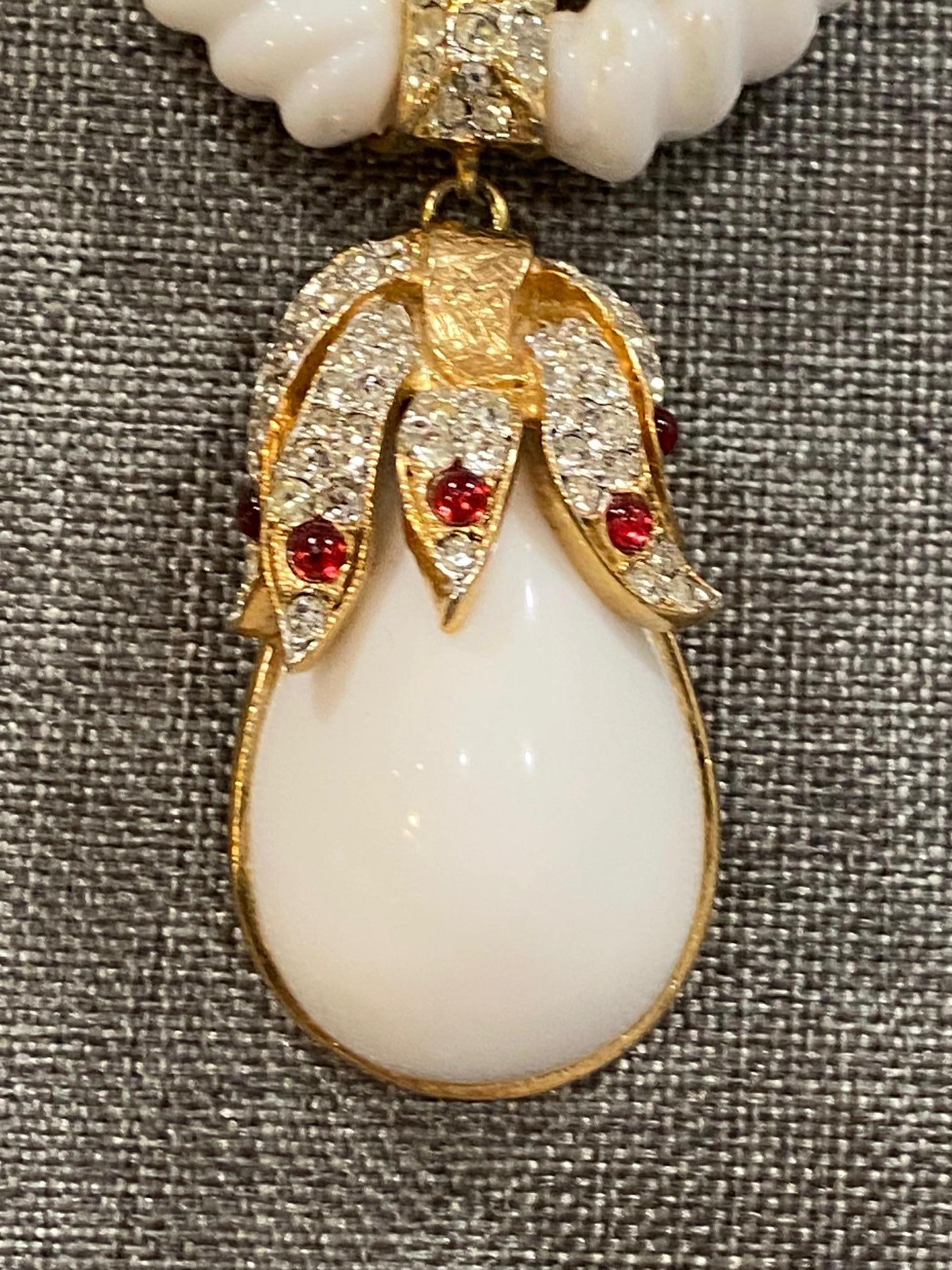 Les Bernard, collier pendentif des années 1980 en or et blanc avec détails en strass en vente 7