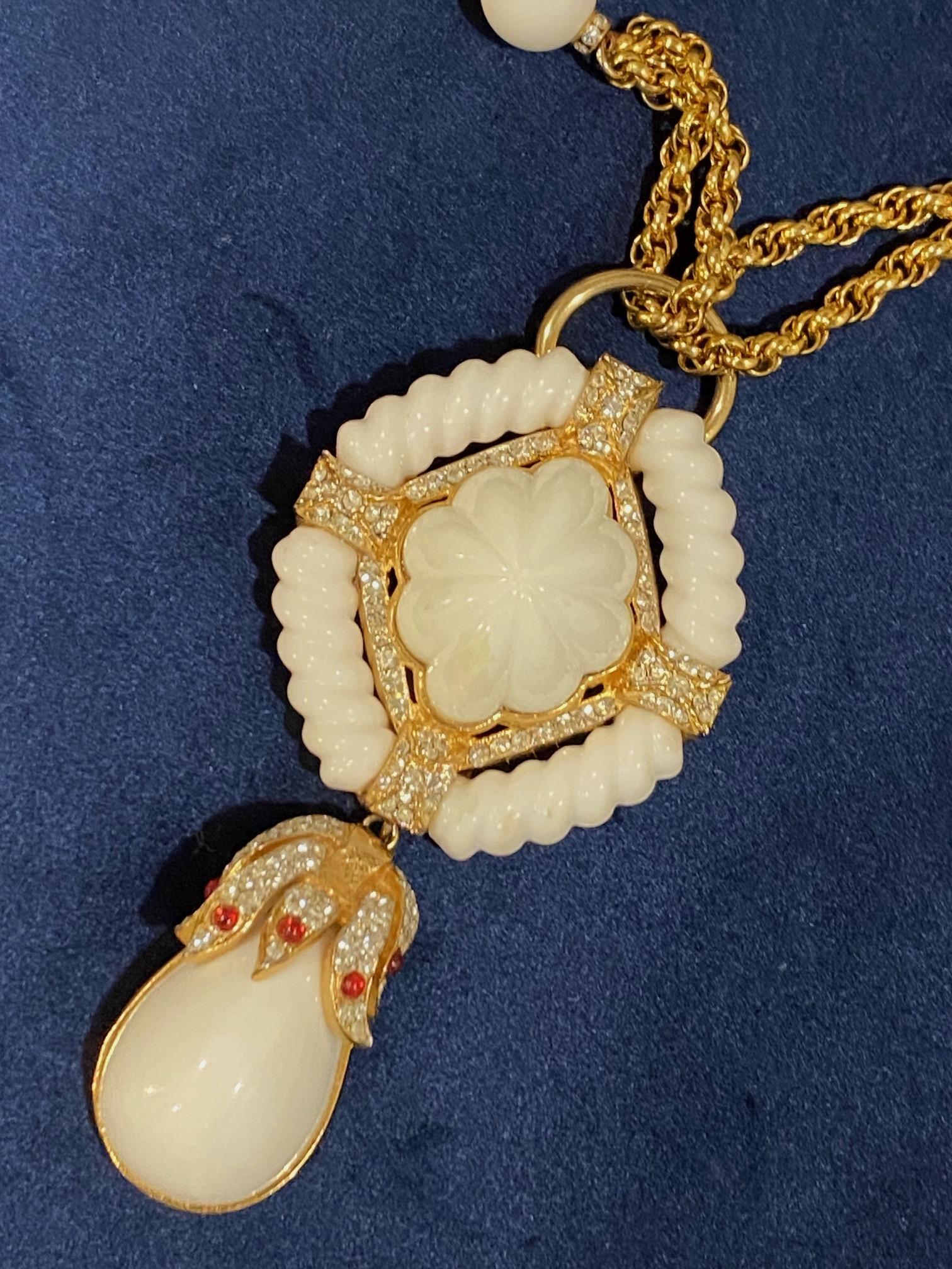Les Bernard, collier pendentif des années 1980 en or et blanc avec détails en strass en vente 9