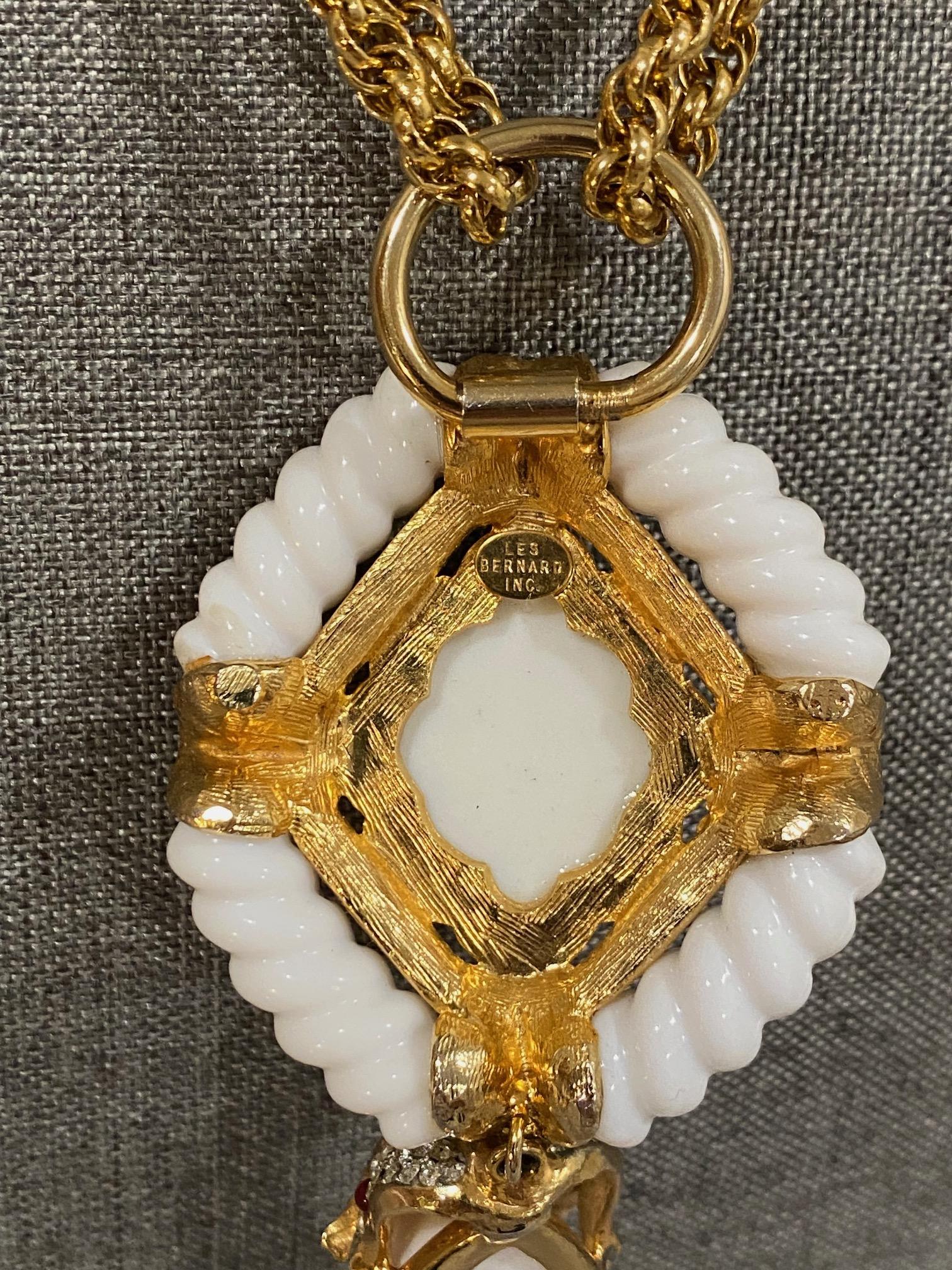 Les Bernard, collier pendentif des années 1980 en or et blanc avec détails en strass en vente 11