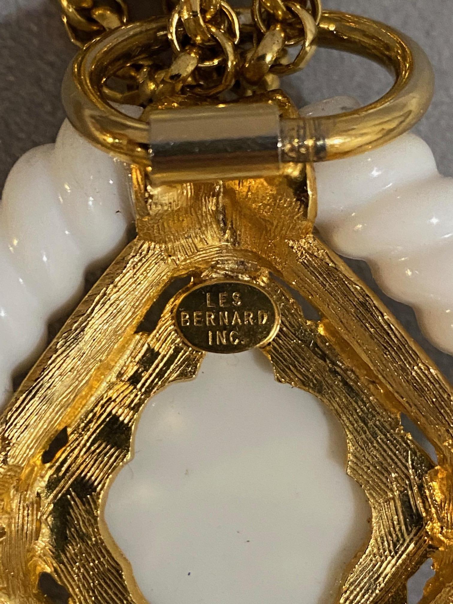 Les Bernard, collier pendentif des années 1980 en or et blanc avec détails en strass en vente 13