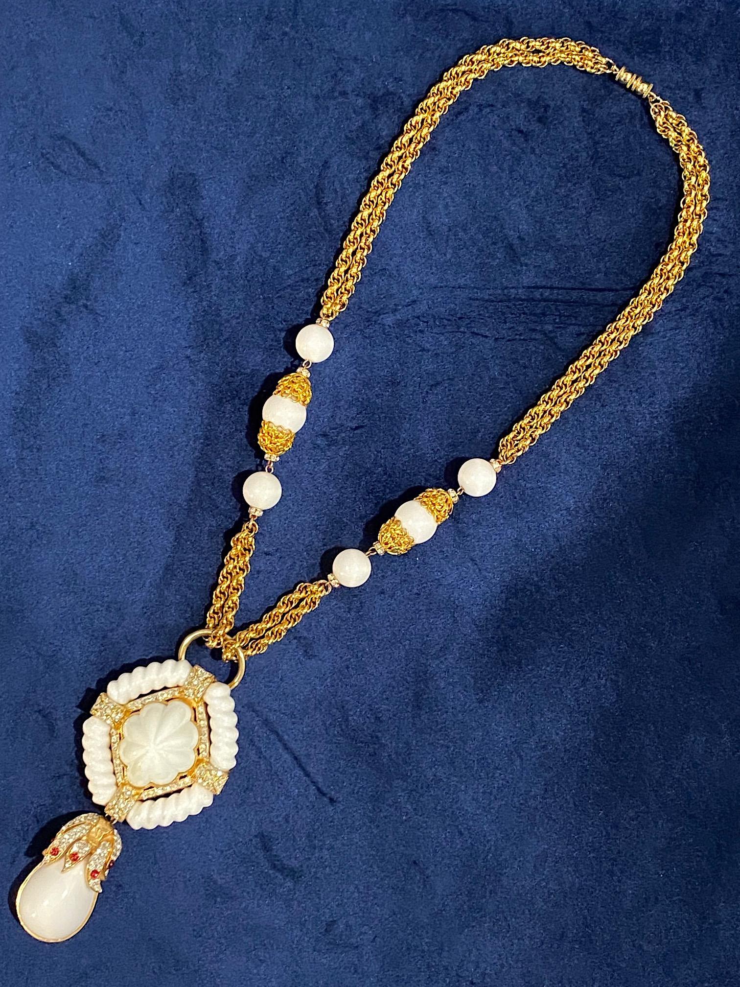 Les Bernard, collier pendentif des années 1980 en or et blanc avec détails en strass Bon état - En vente à New York, NY