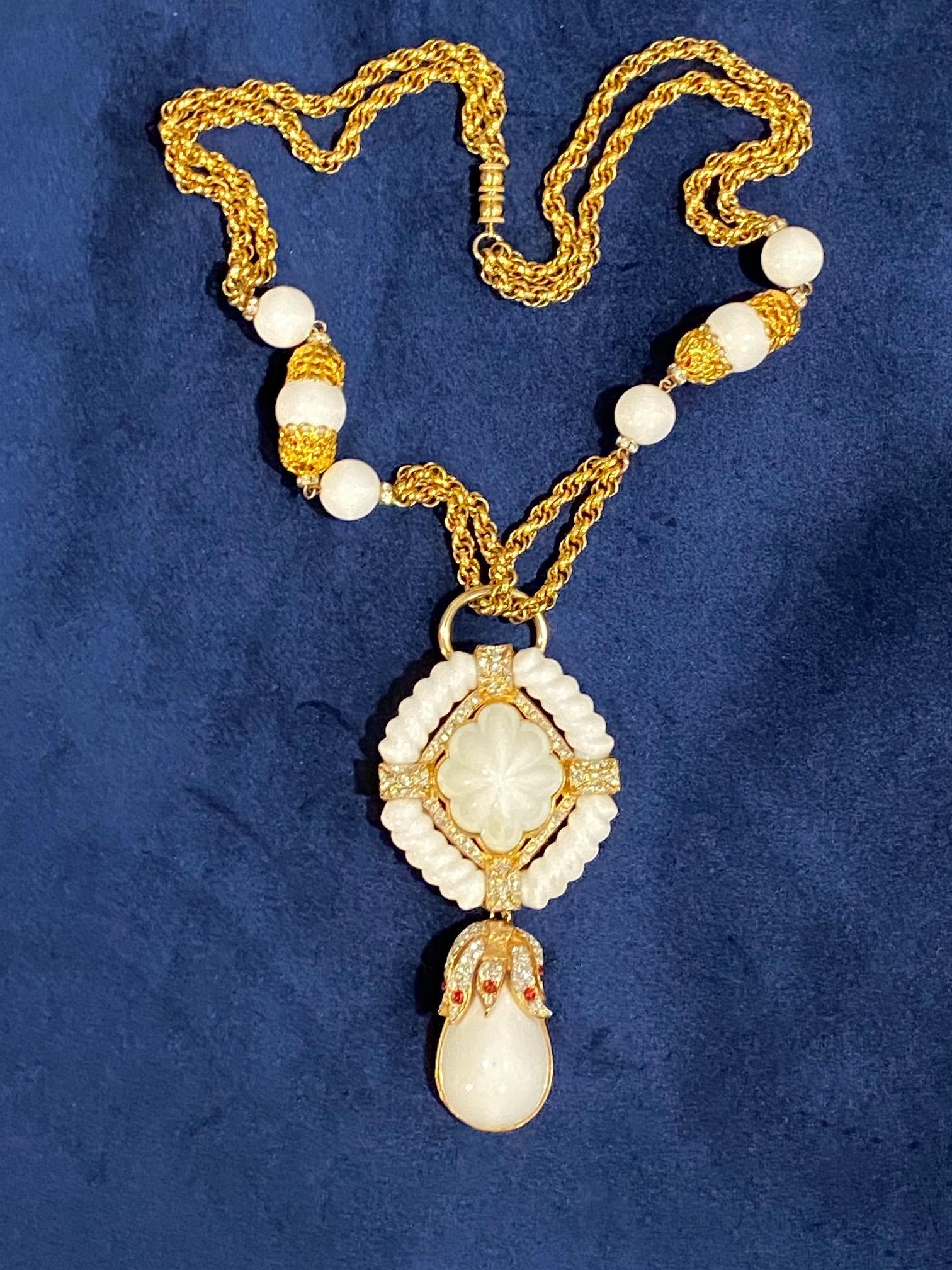 Les Bernard, collier pendentif des années 1980 en or et blanc avec détails en strass Unisexe en vente