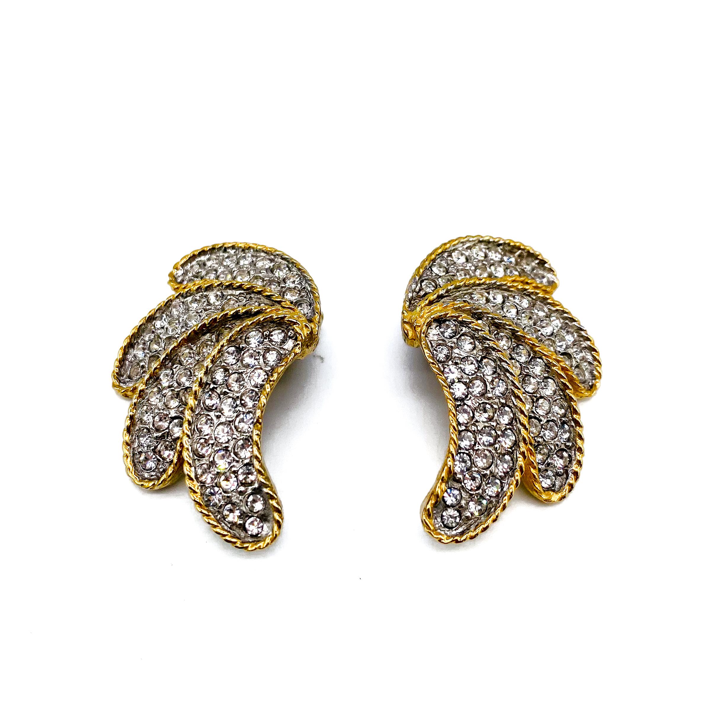 Les Bernard 1980s Vintage Clip on Earrings

Fantastic show-stopping 1980s earrings from Les Bernard, the famous American designer of costume jewellery for Alexis Carrington herself. 

Les Bernard was a pioneer in the field of premium costume
