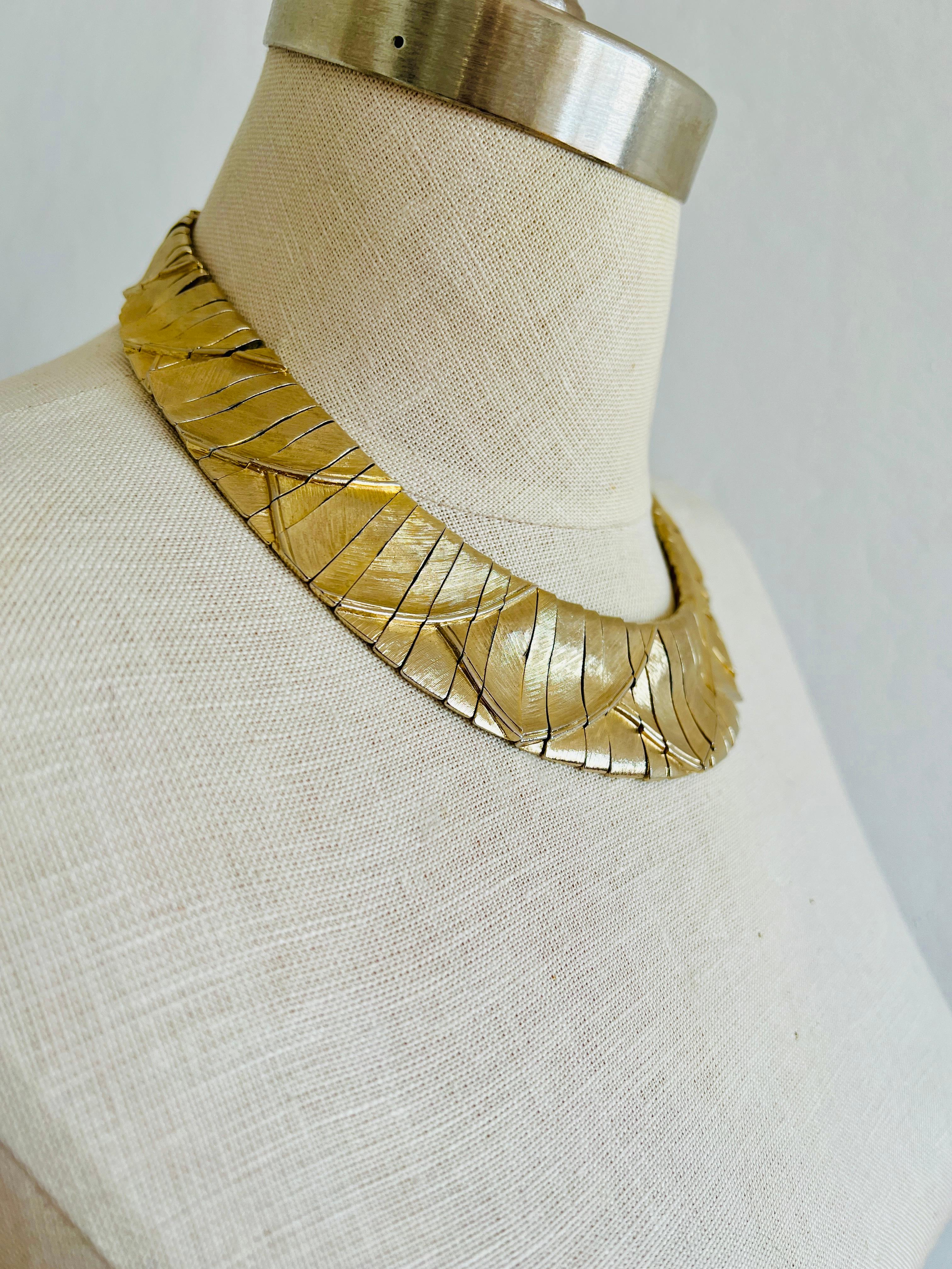 Les Bernard Ägyptisches Revival Blassgold gebürstetes Choker Kragen Halskette Kleopatra im Zustand „Gut“ im Angebot in Sausalito, CA